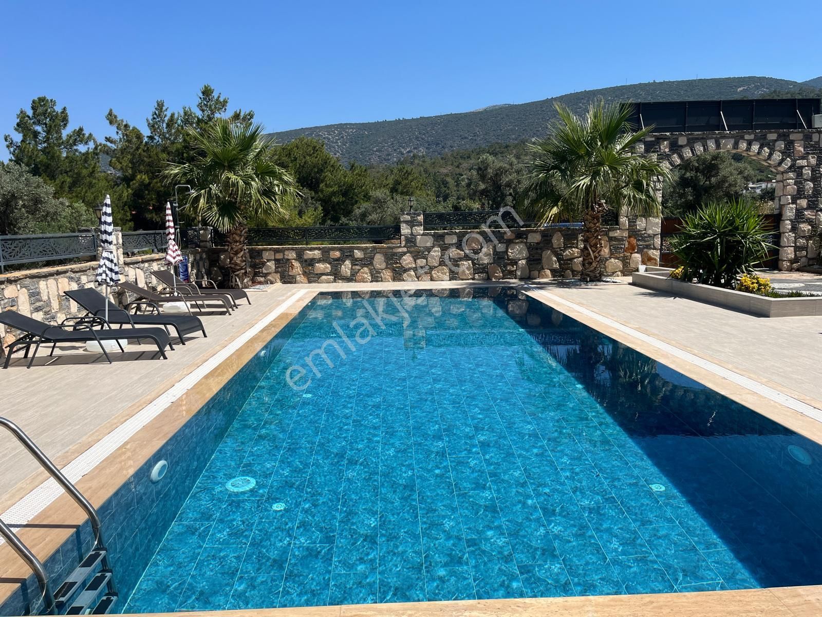 Didim Akbük’te Denize 1,200 M Mesafede Havuzlu Sitede Satılık Villa