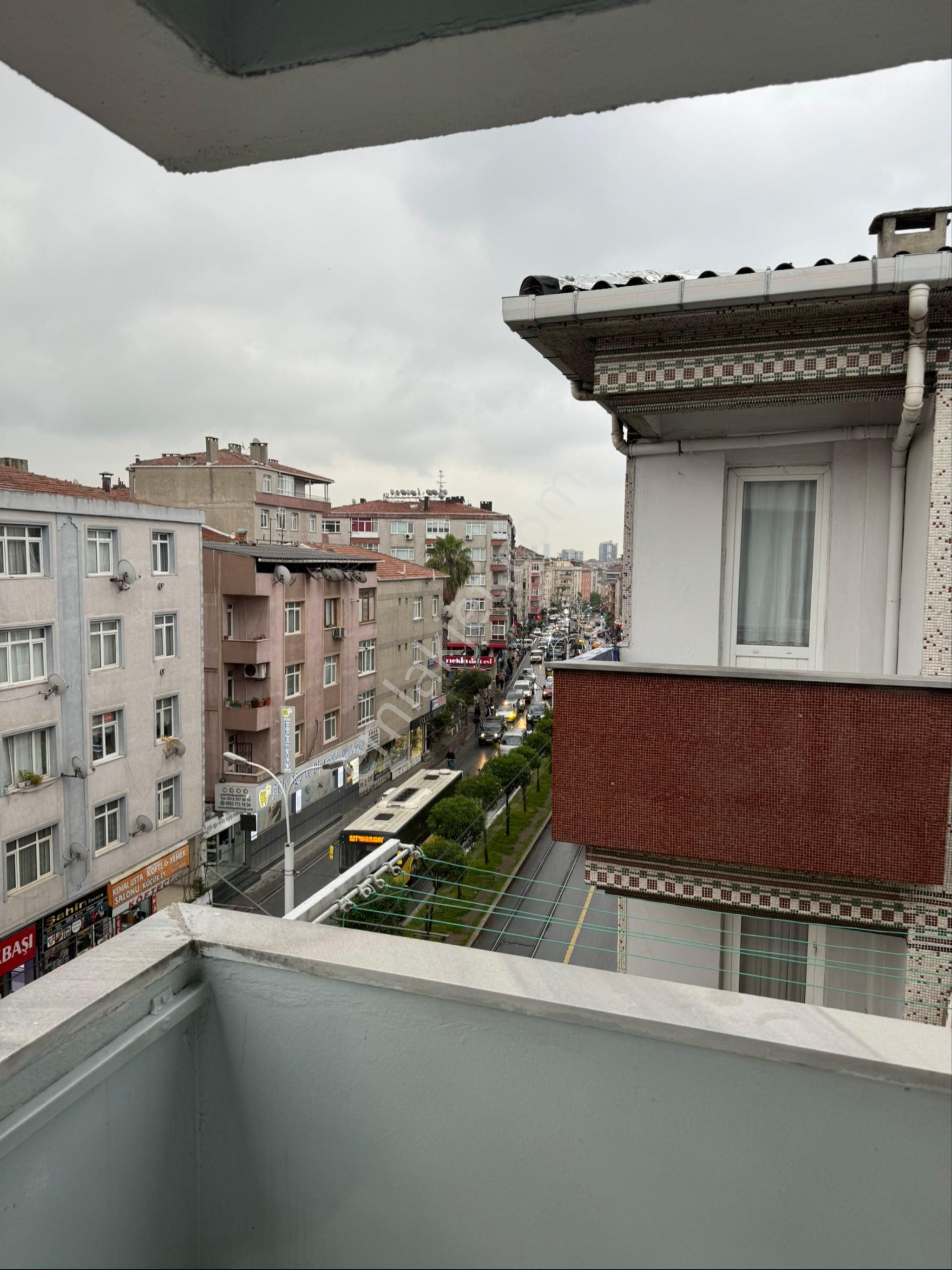 Tramvay Yolu Üzeri Bakım Binada 3+1 Satılık Daire