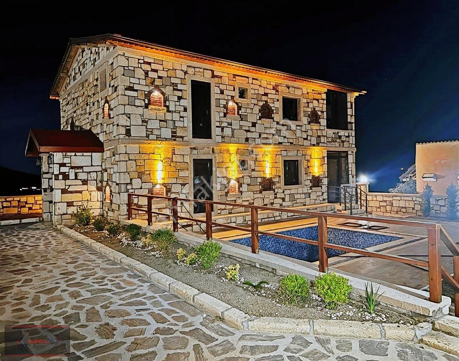 Avşa Mavi Koy'da Eşsiz Manzaralı Taş Villa