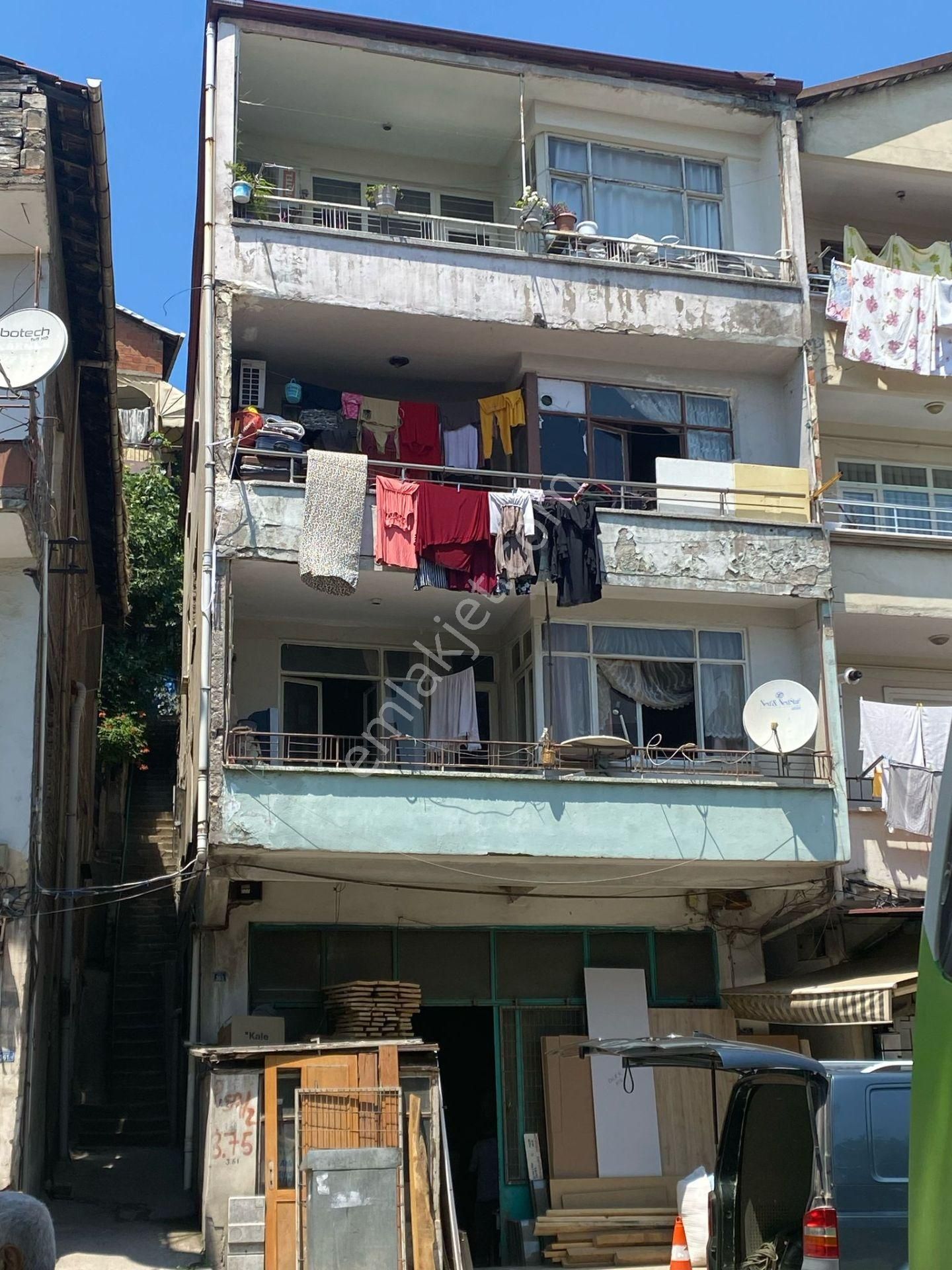 Turan Caddesi Üzerinde, Yola Cephe – 3 Daire + 1 Dükkanlı Bina