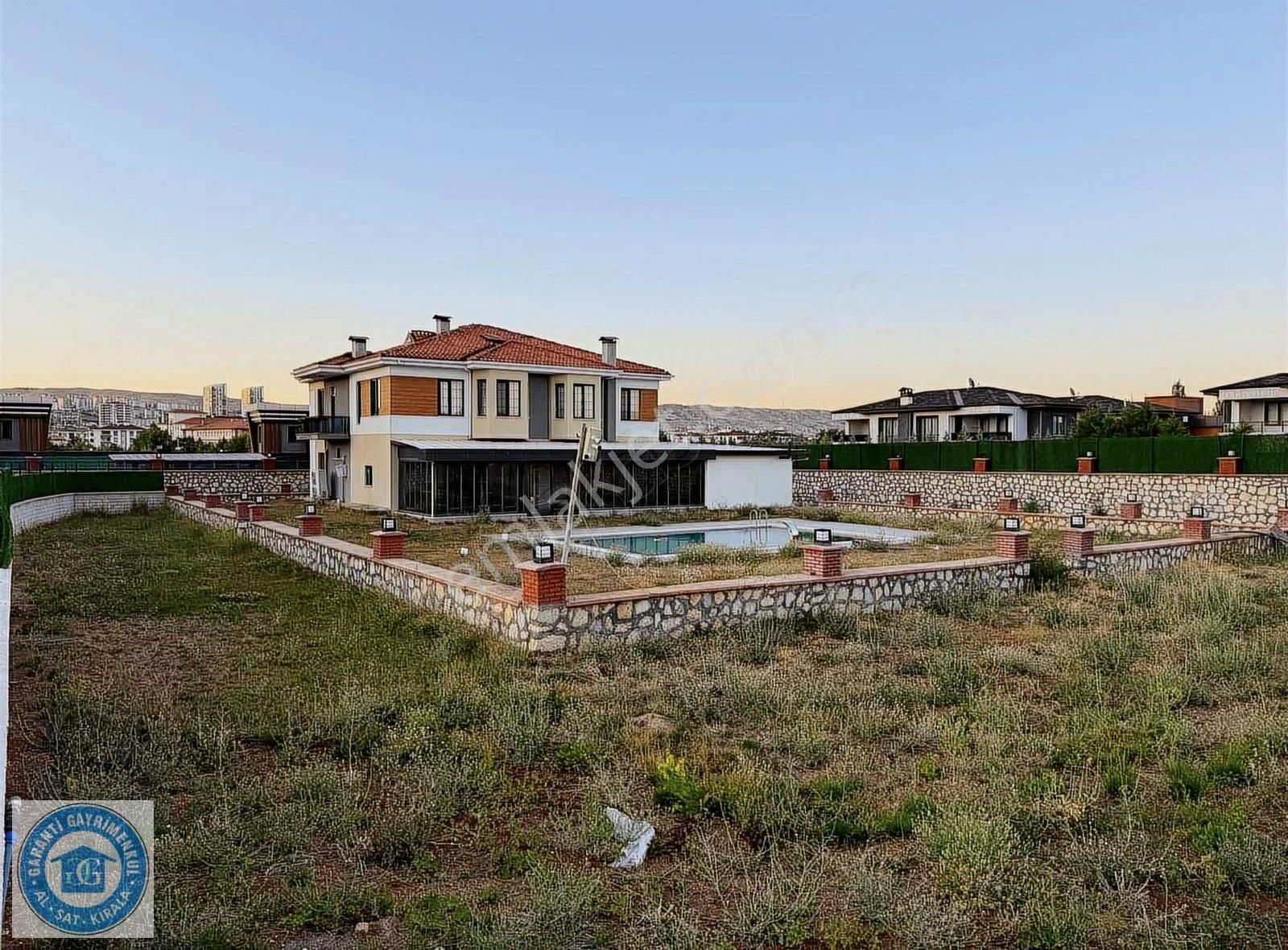 Ataşehirde 2.218 M2 Arsa Üzerine Yapılmış 5+1 Havuzlu Villa