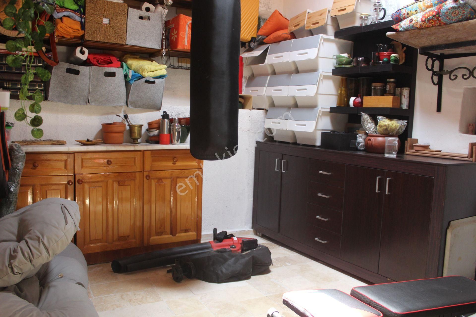 Ayvada'dan Ayvalık Merkez'de Deniz Manzaralı Ve Bahçeli 2 Katlı Taş Evi - Görsel 29