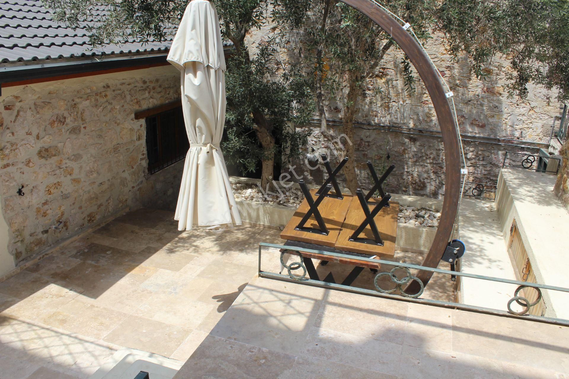 Ayvada'dan Ayvalık Merkez'de Deniz Manzaralı Ve Bahçeli 2 Katlı Taş Evi - Görsel 3