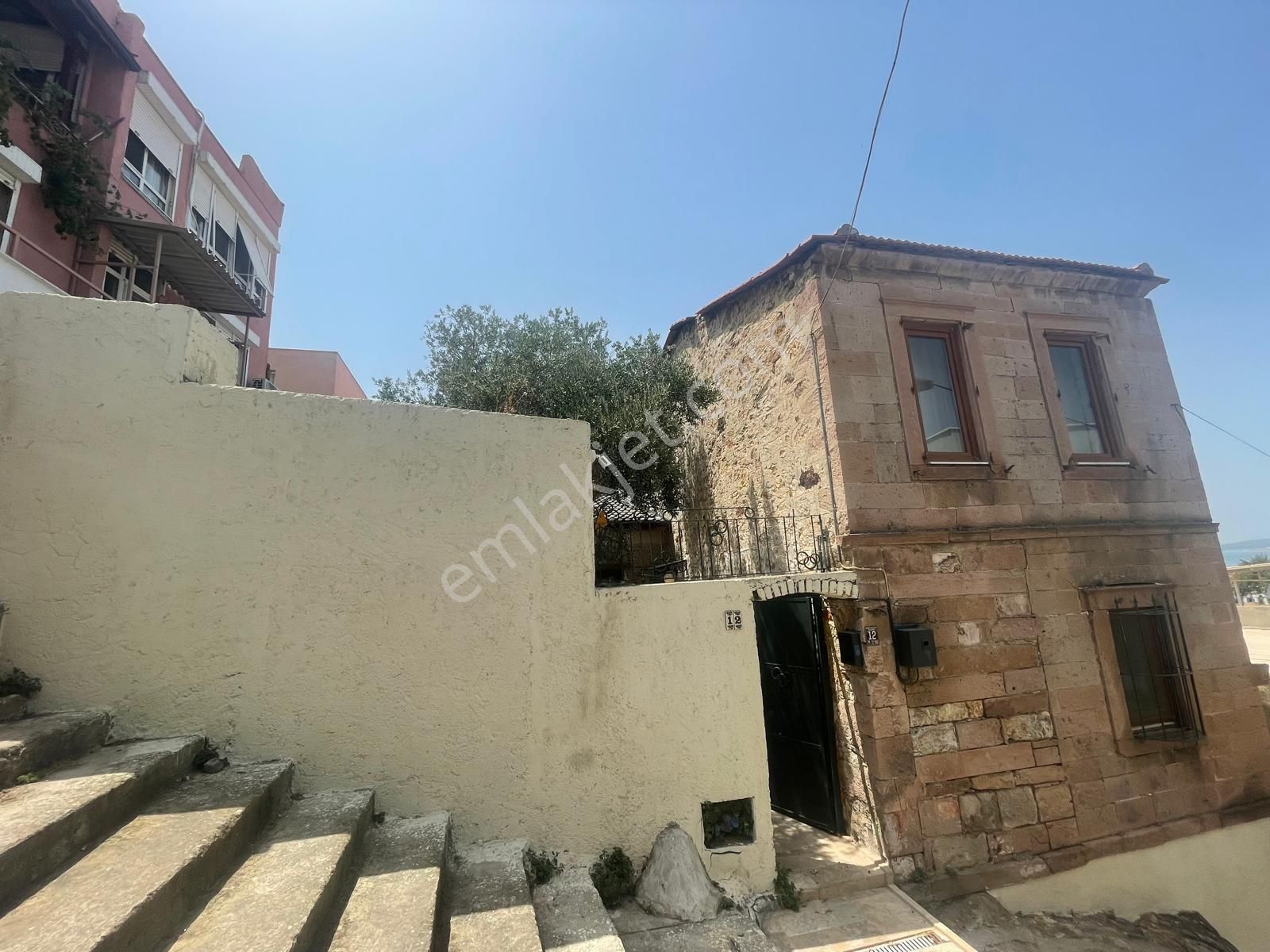 Ayvada'dan Ayvalık Merkez'de Deniz Manzaralı Ve Bahçeli 2 Katlı Taş Evi