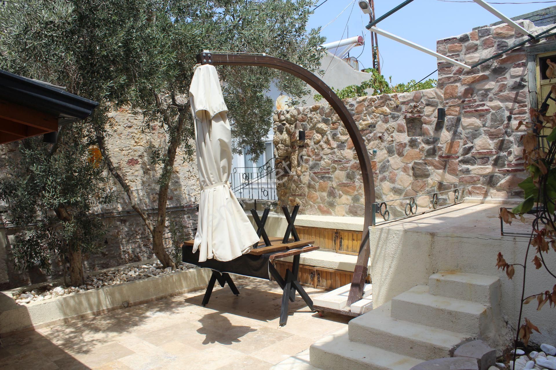 Ayvada'dan Ayvalık Merkez'de Deniz Manzaralı Ve Bahçeli 2 Katlı Taş Evi - Görsel 22