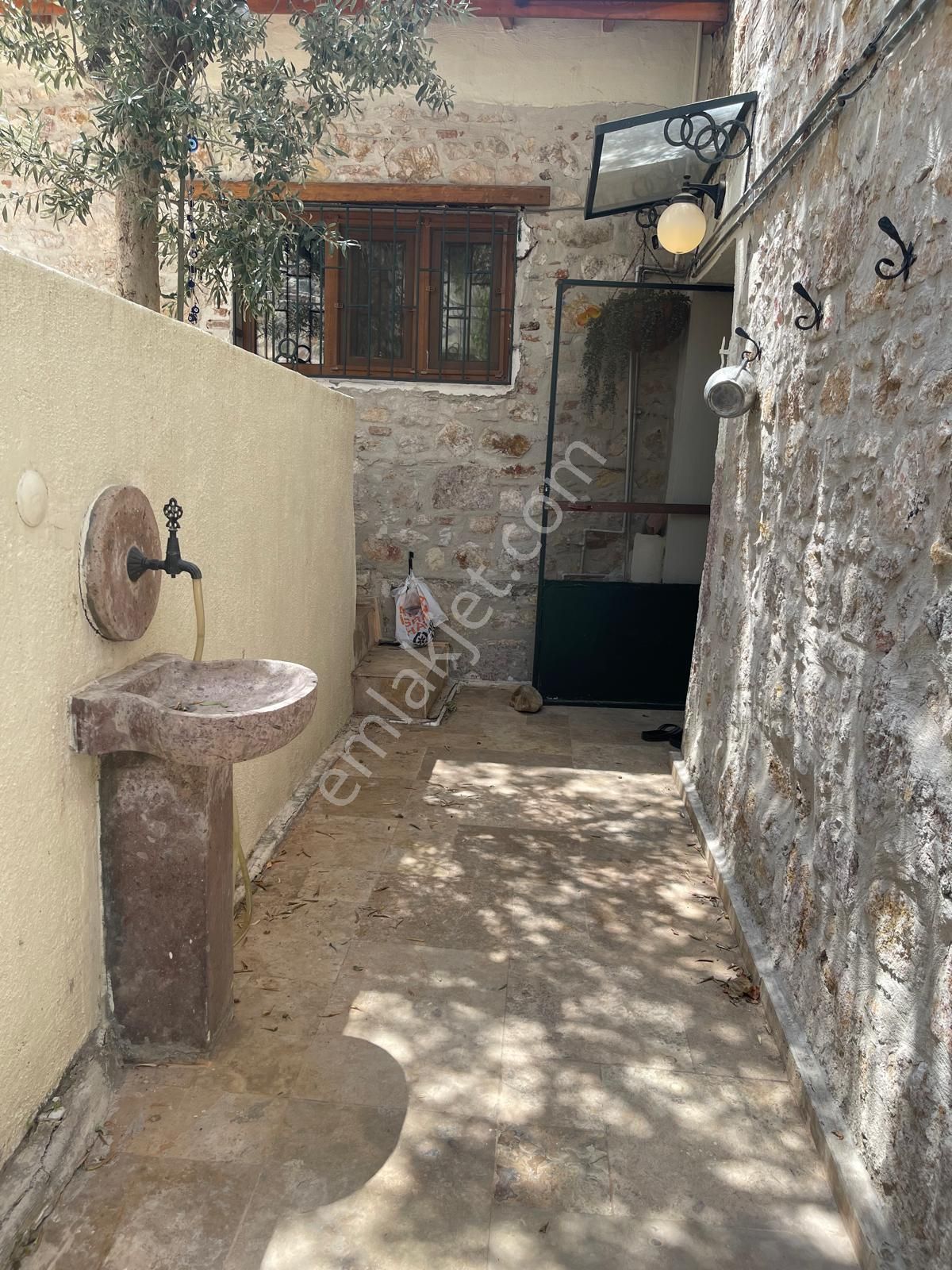 Ayvada'dan Ayvalık Merkez'de Deniz Manzaralı Ve Bahçeli 2 Katlı Taş Evi - Görsel 34