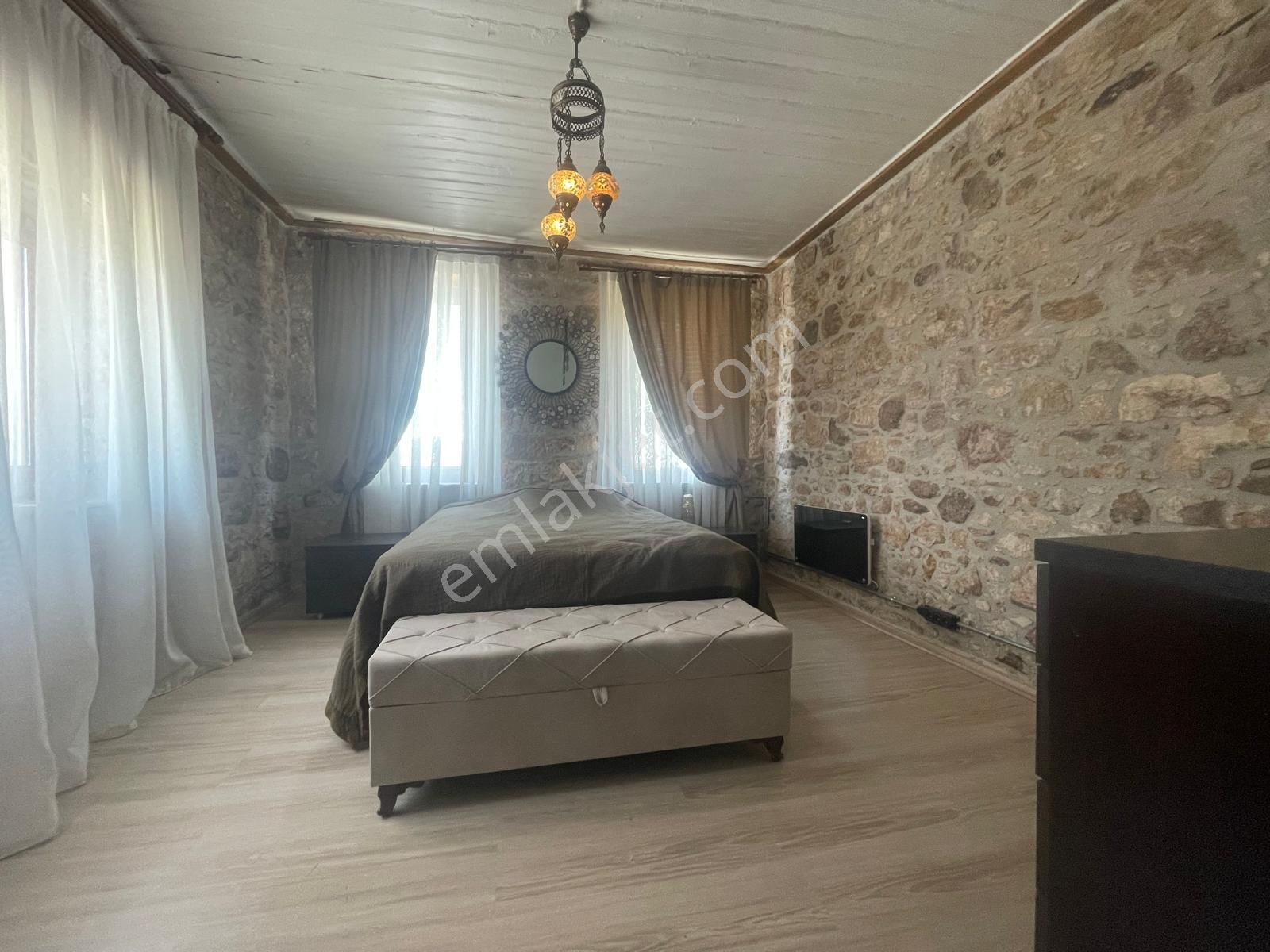 Ayvada'dan Ayvalık Merkez'de Deniz Manzaralı Ve Bahçeli 2 Katlı Taş Evi - Görsel 12