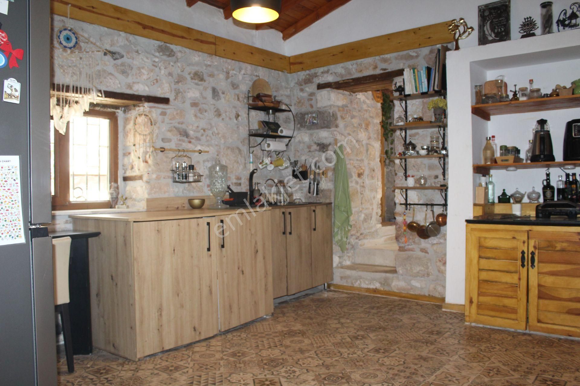 Ayvada'dan Ayvalık Merkez'de Deniz Manzaralı Ve Bahçeli 2 Katlı Taş Evi - Görsel 27