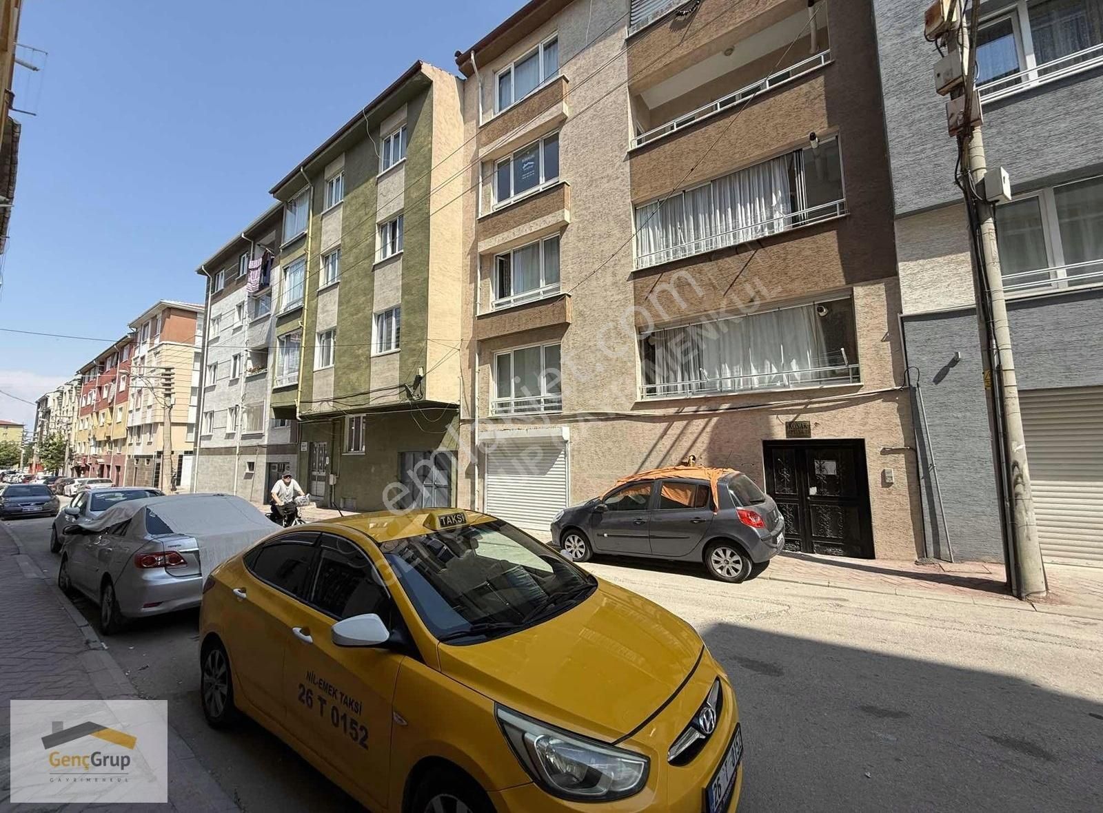 *genç Grup* Salı Pazarı Yakını,çok Geniş E.banyo,katta Tek Daire