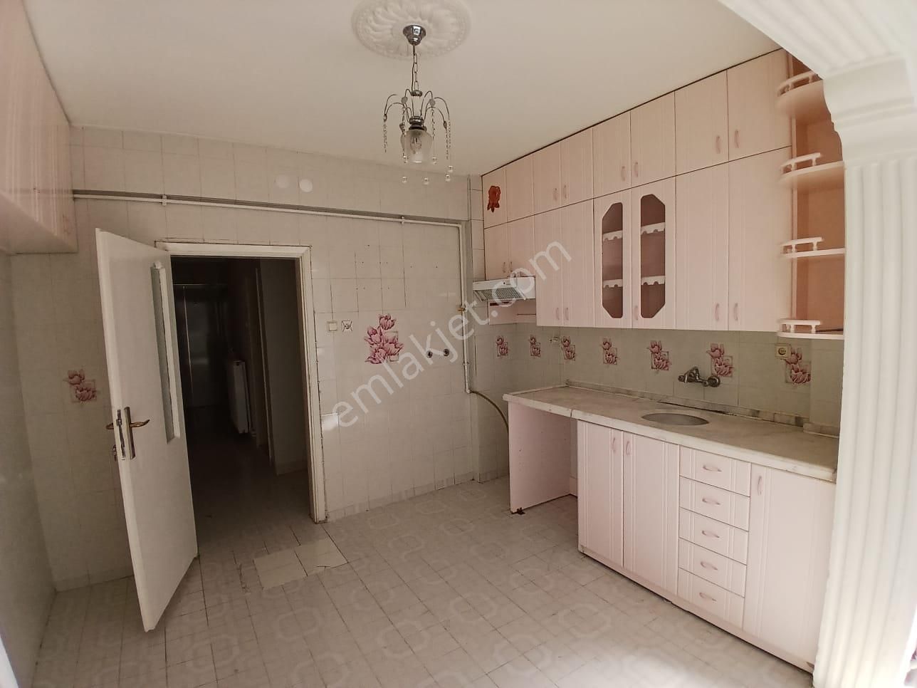 Akçay Emlak'tan Akşehir Altunkalem Mahallesi Mualla N. Ortaokulu Civarı Satılık 3+1 Daire