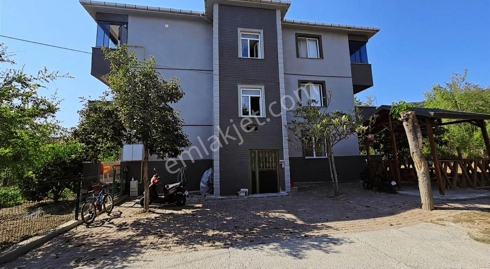 Cide İlkim Emlak'tan Müstakil Konumda Satılık 3+1