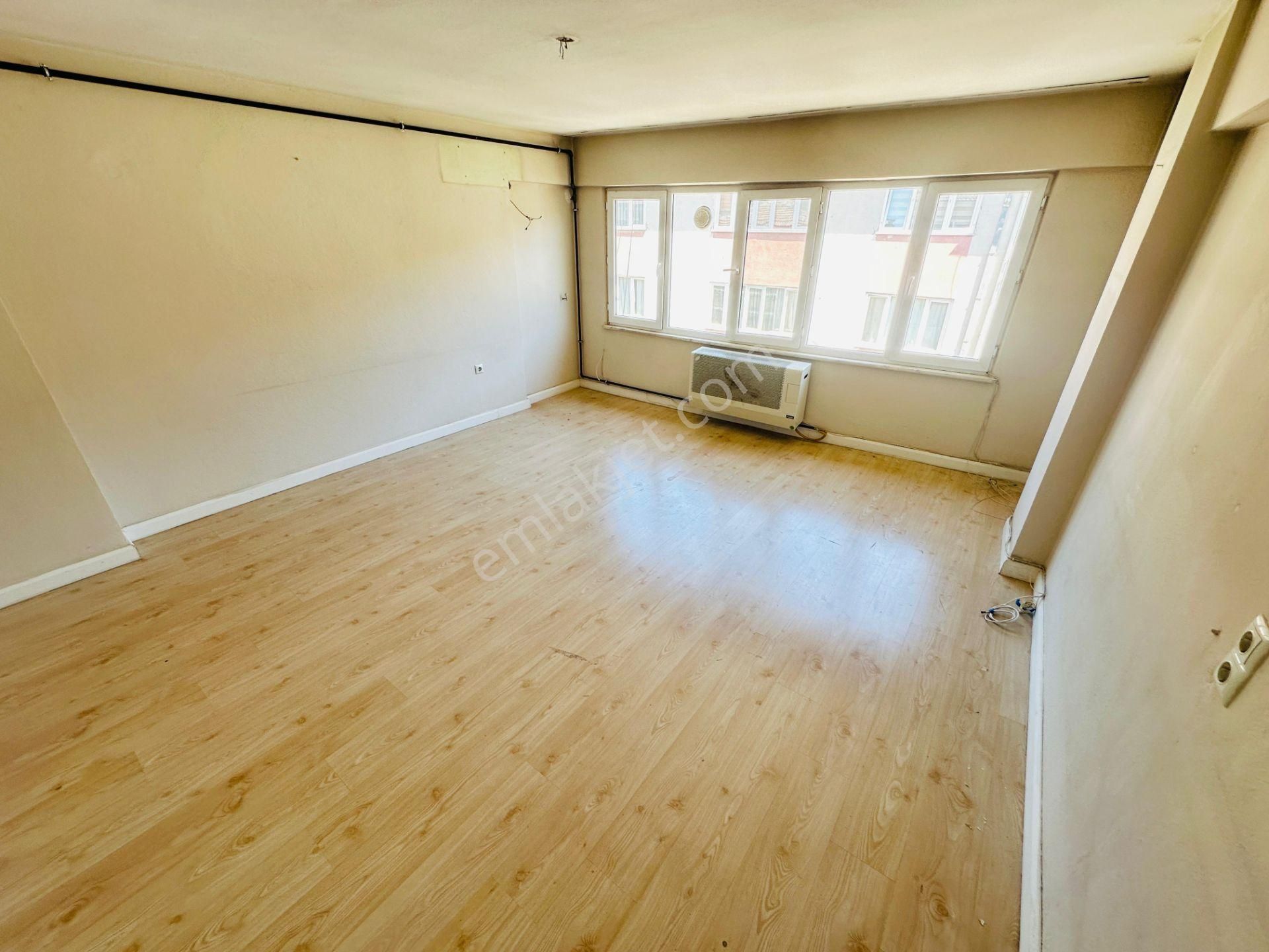 Metroya Yakın İçi Yapılı Bakımlı Balkonlu 2+1 Kiralık Daire