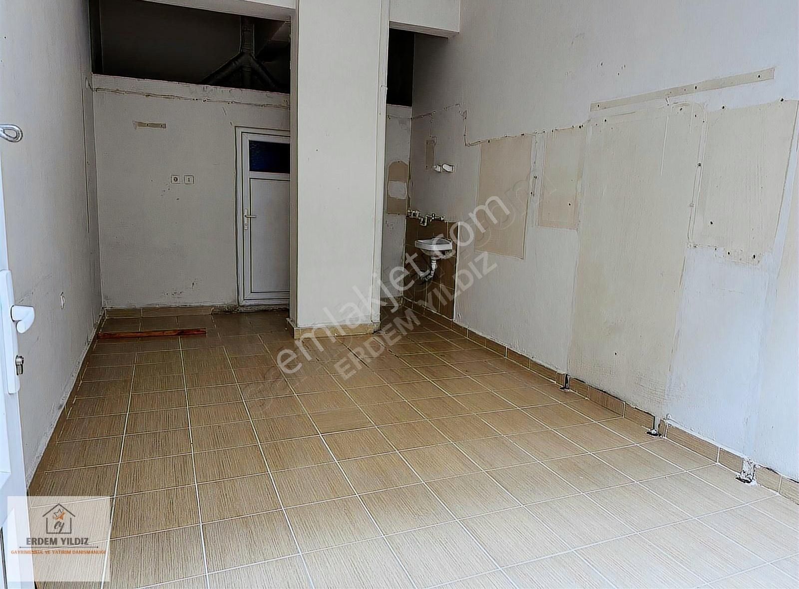 Erdem Yıldız'dan Gazcılarda İşlek Lokasyonda Kiralık Dükkan