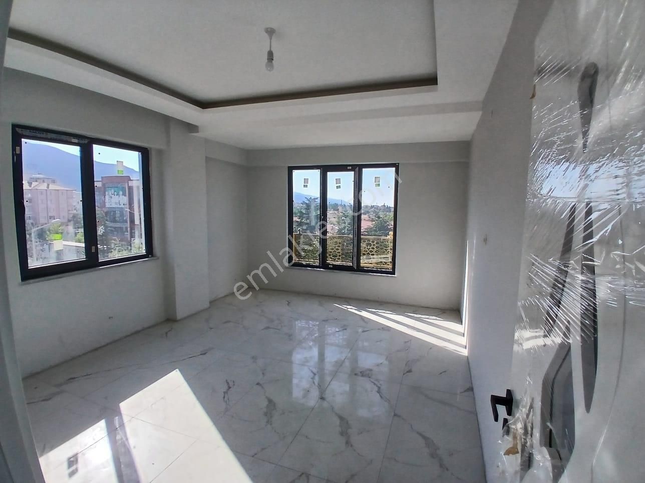Akçay Emlak'tan Akşehir Park Hayat Hastahanesi Civarında Ara Kat Satılık 3+1 Daire
