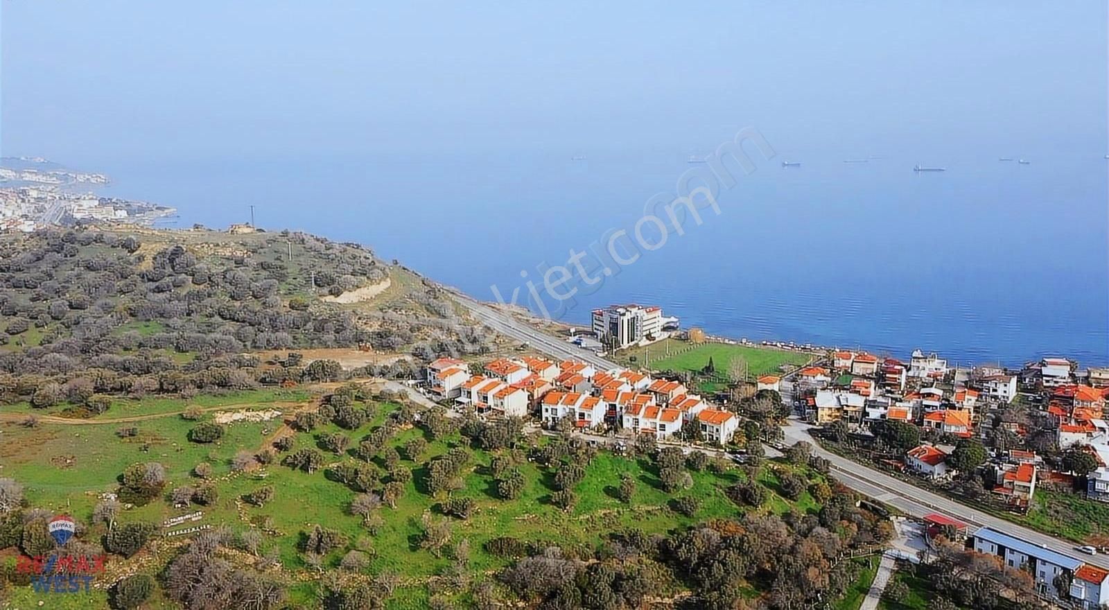 Foça Gencellide Bahçeli Ve Teraslı Satılık 4+1 Tripleks Villa