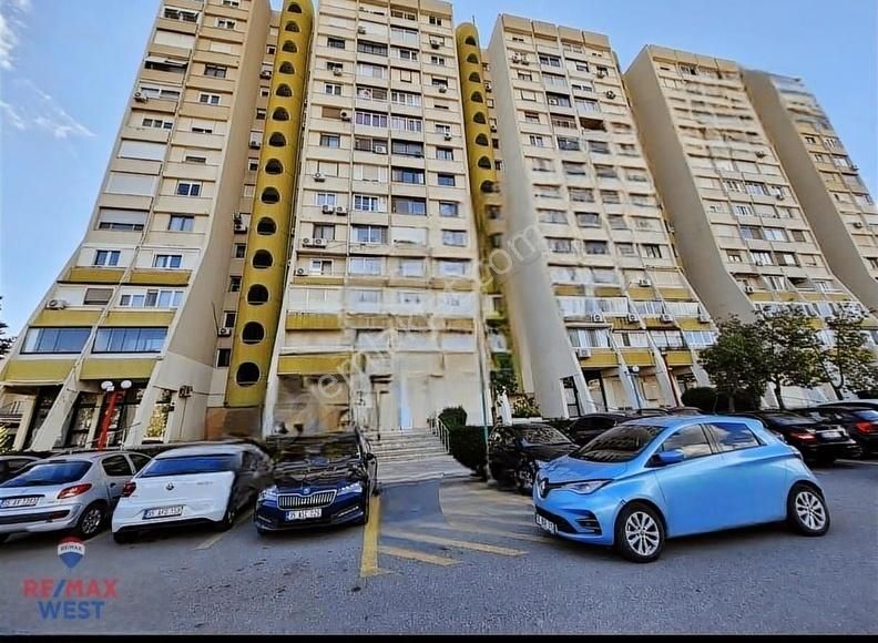 Atakent'te Bergama Blokları Girişte Kiralık Dükkan Veya Depo