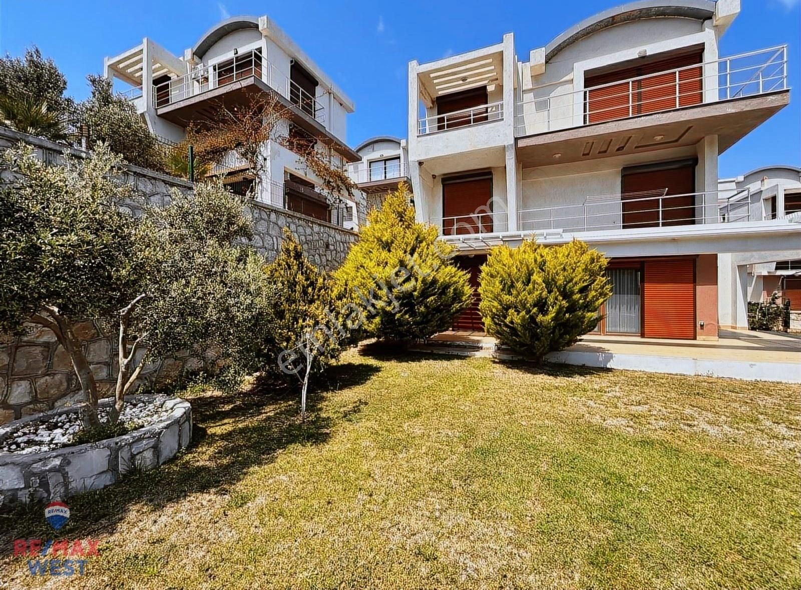 Karaburun Tepeboz Mah.de Deniz Manzaralı 4+1 Satılık Villa
