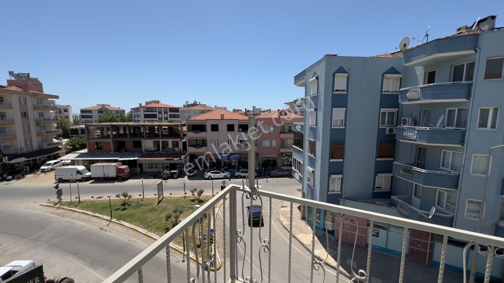 No:10 Gayrimenkul’den Ayvalık Altınova’da Merkezi Konumda Klimalı 2+1 Arakat Daire Kiralıktır