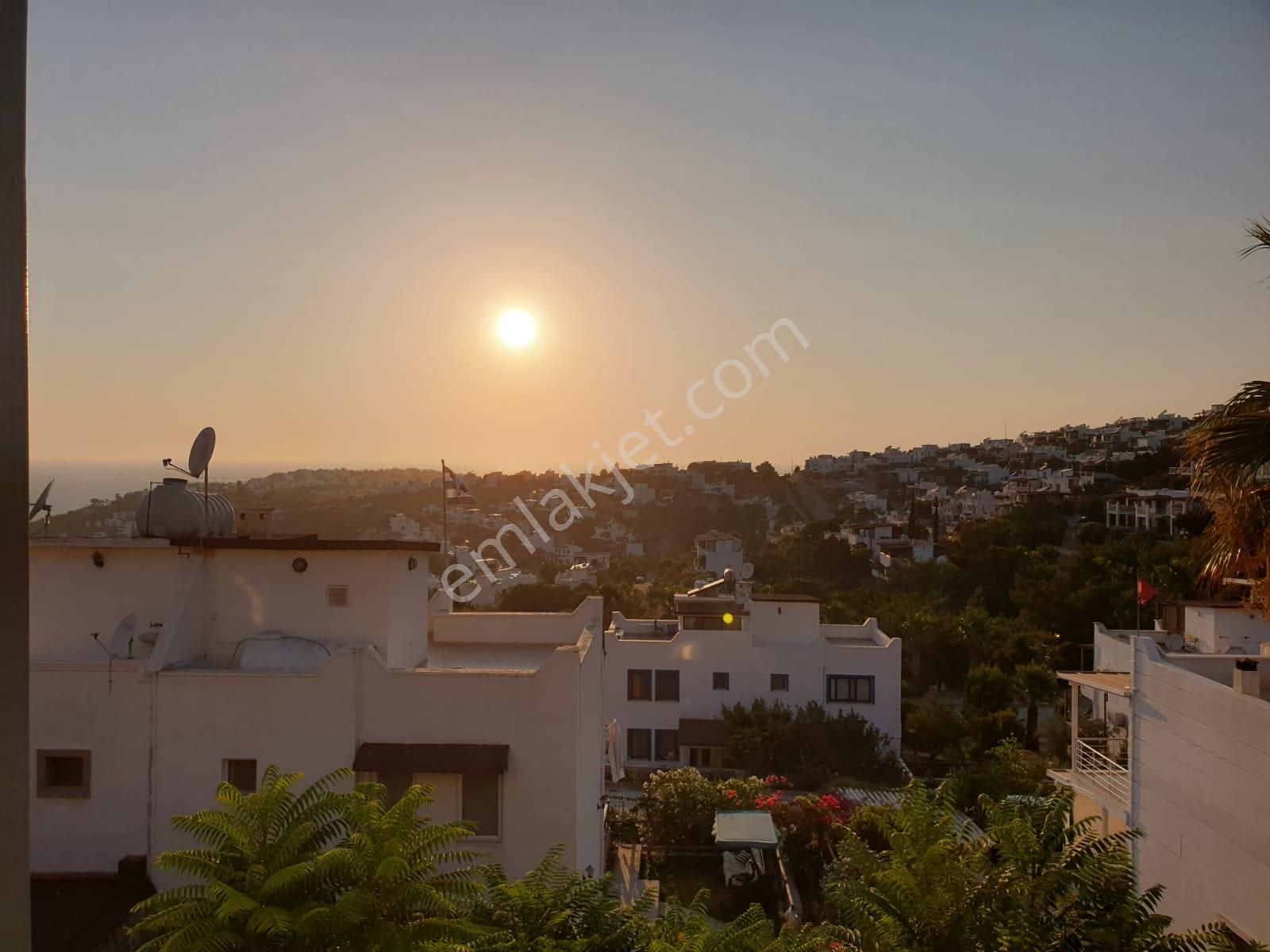 Tayman'dan Boğaziçi Adabükü Özel Plajlı Başko Sitesinde Villa