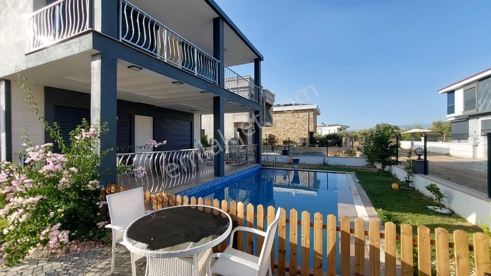 Kuşadası Davutlarda Kendi Özel Arsa İçerisinde Lüks Villa