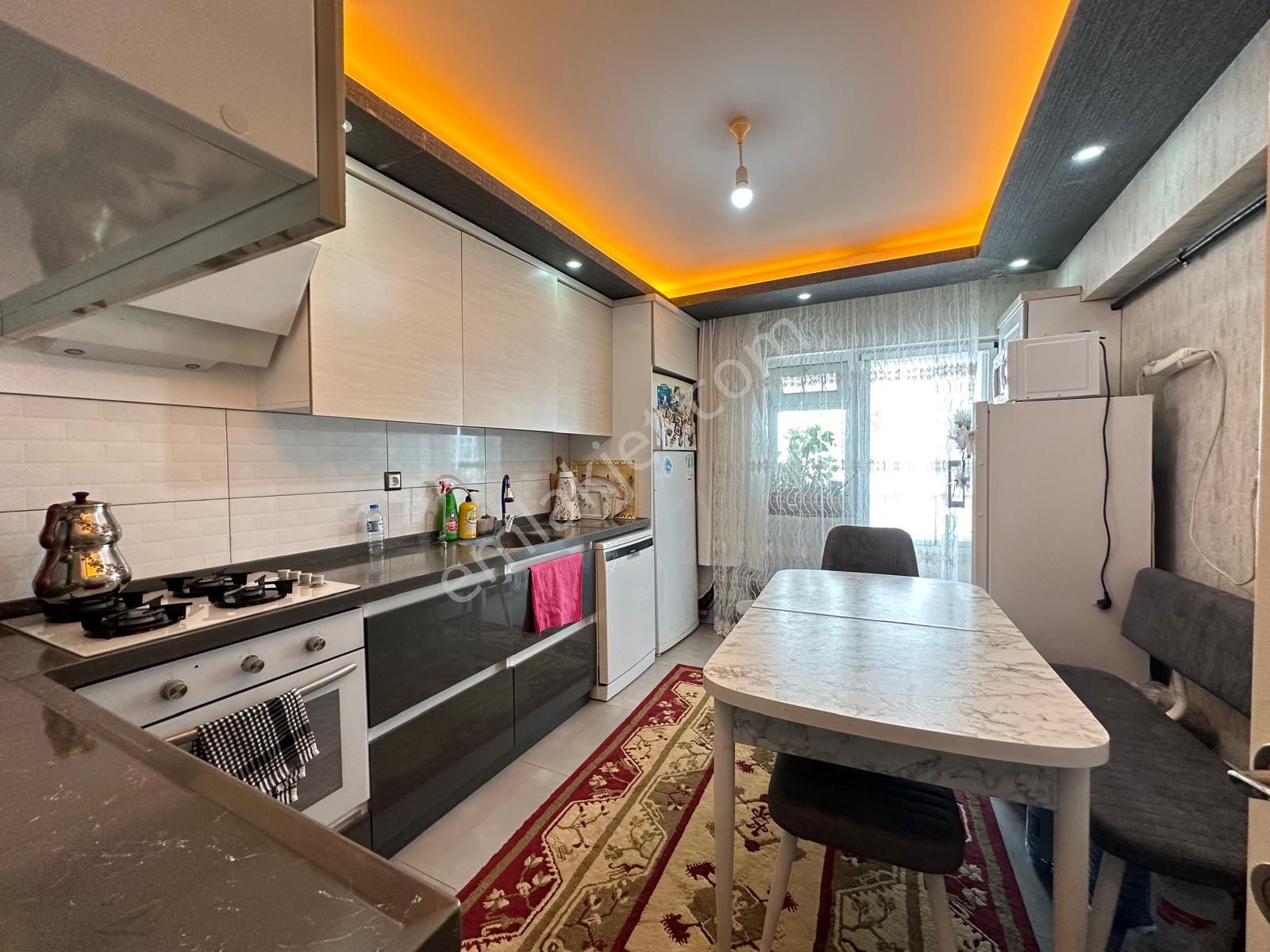 Kalecik Emlak'tan Merkez Mah.içi Yapılı,ön Cephe Katta 3+1 130m² Daire