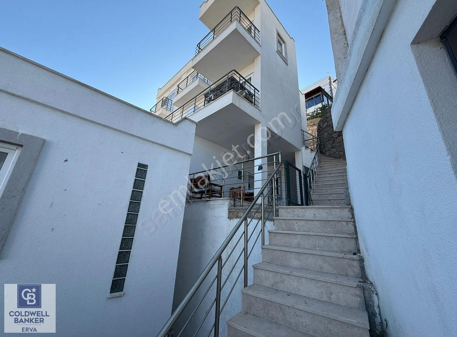 Ortakent Sanatçılar Sitesinde 2+1 Yapılı Kiralık Eşyalı Daire