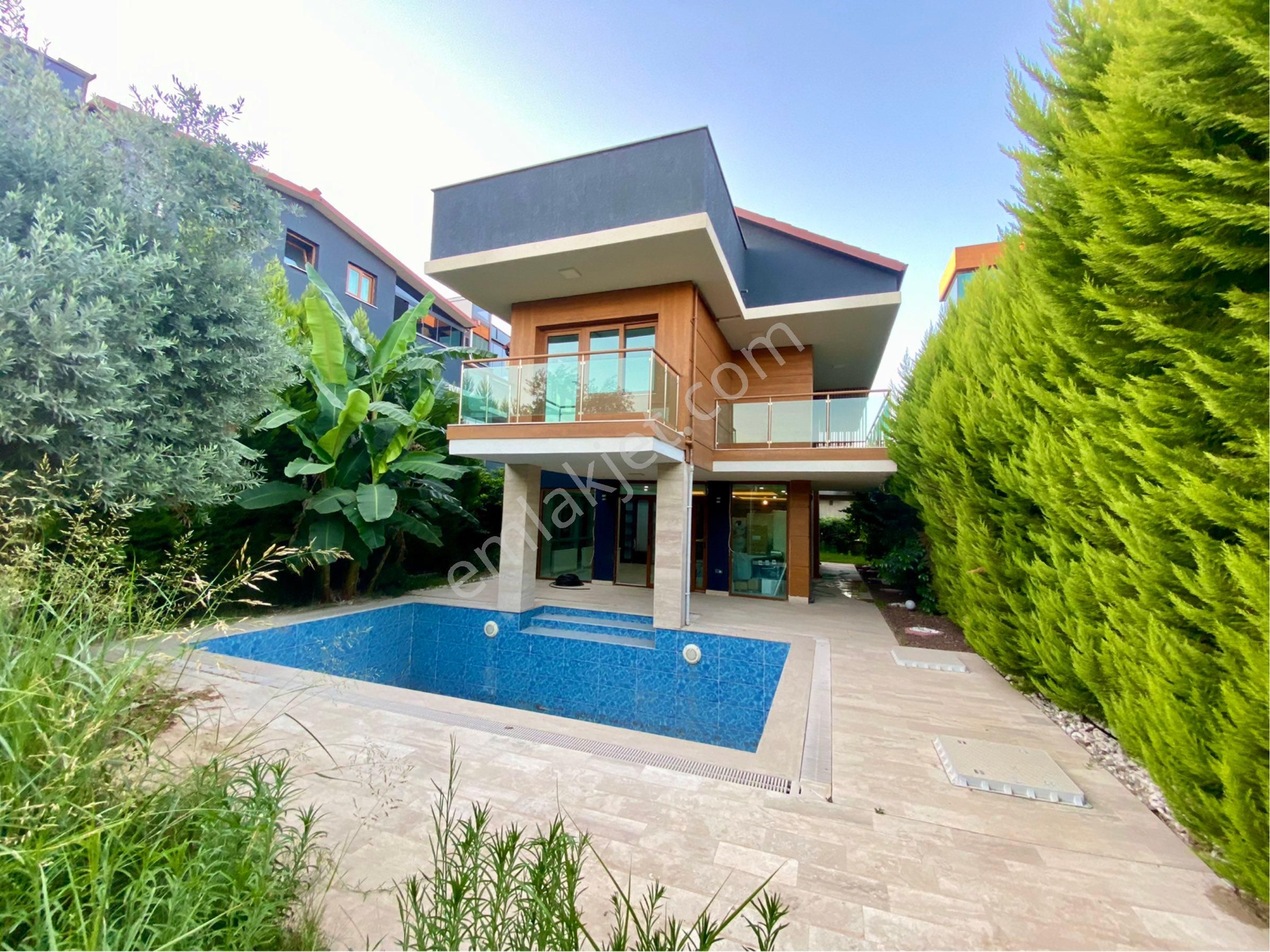 Değirmendere’de Özel Havuzlu, Asansörlü Büyük Villa