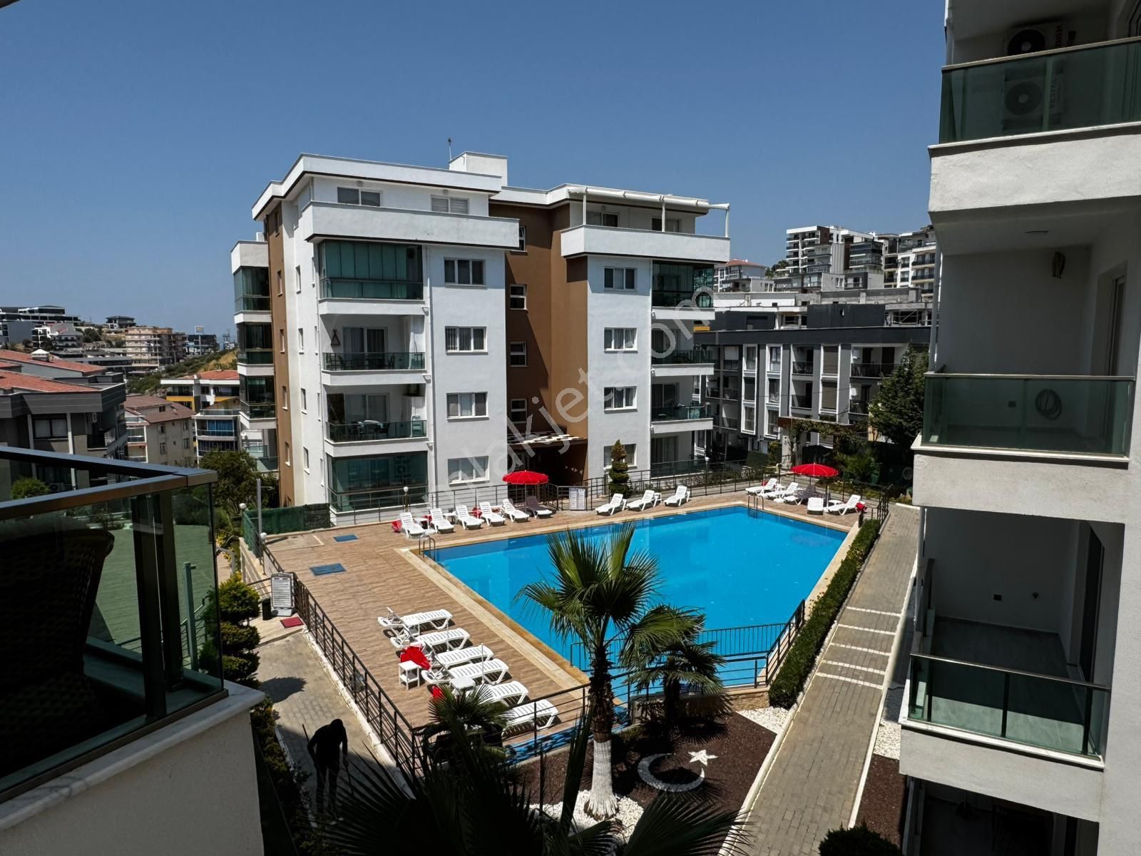 Kuşadası Değirmendere’de Acil Satılık Ara Kat 3 + 1 Daire