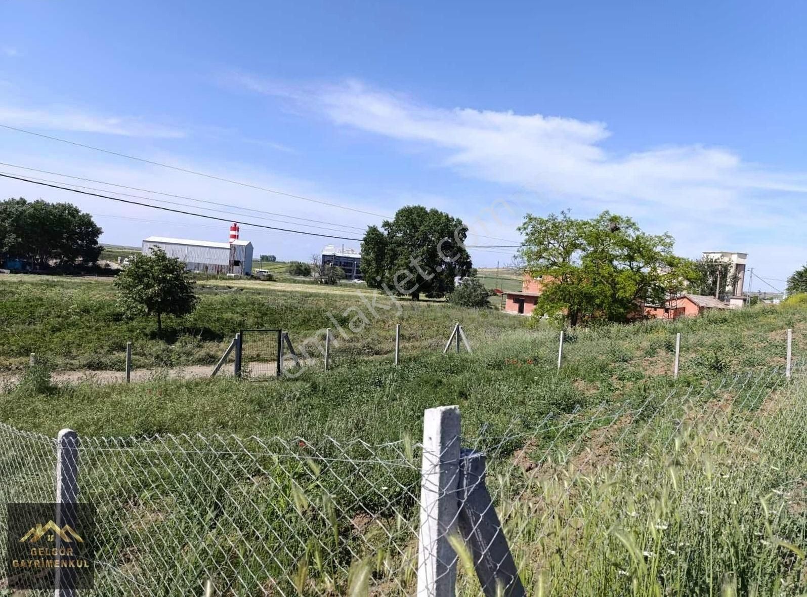 Silivri Değirmenköyde 225m2 İmarlı E-5 Cephe Telle Çevrili Arsa