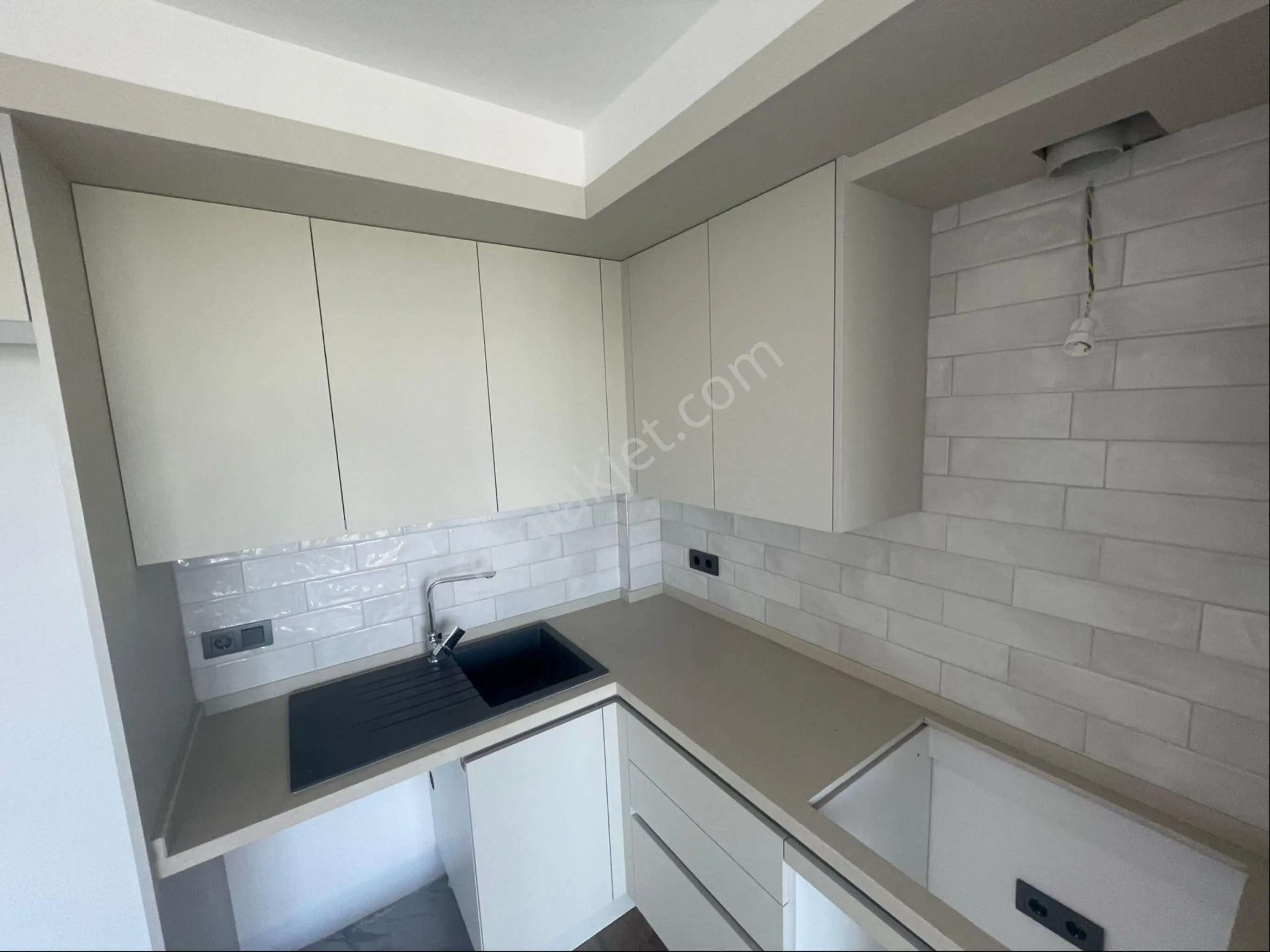 Davutlar Merkezi Konum Caddeye Yakın Denize 3 Km Sıfır Daire 1+1 50 M2 Satılıktır - Görsel 3