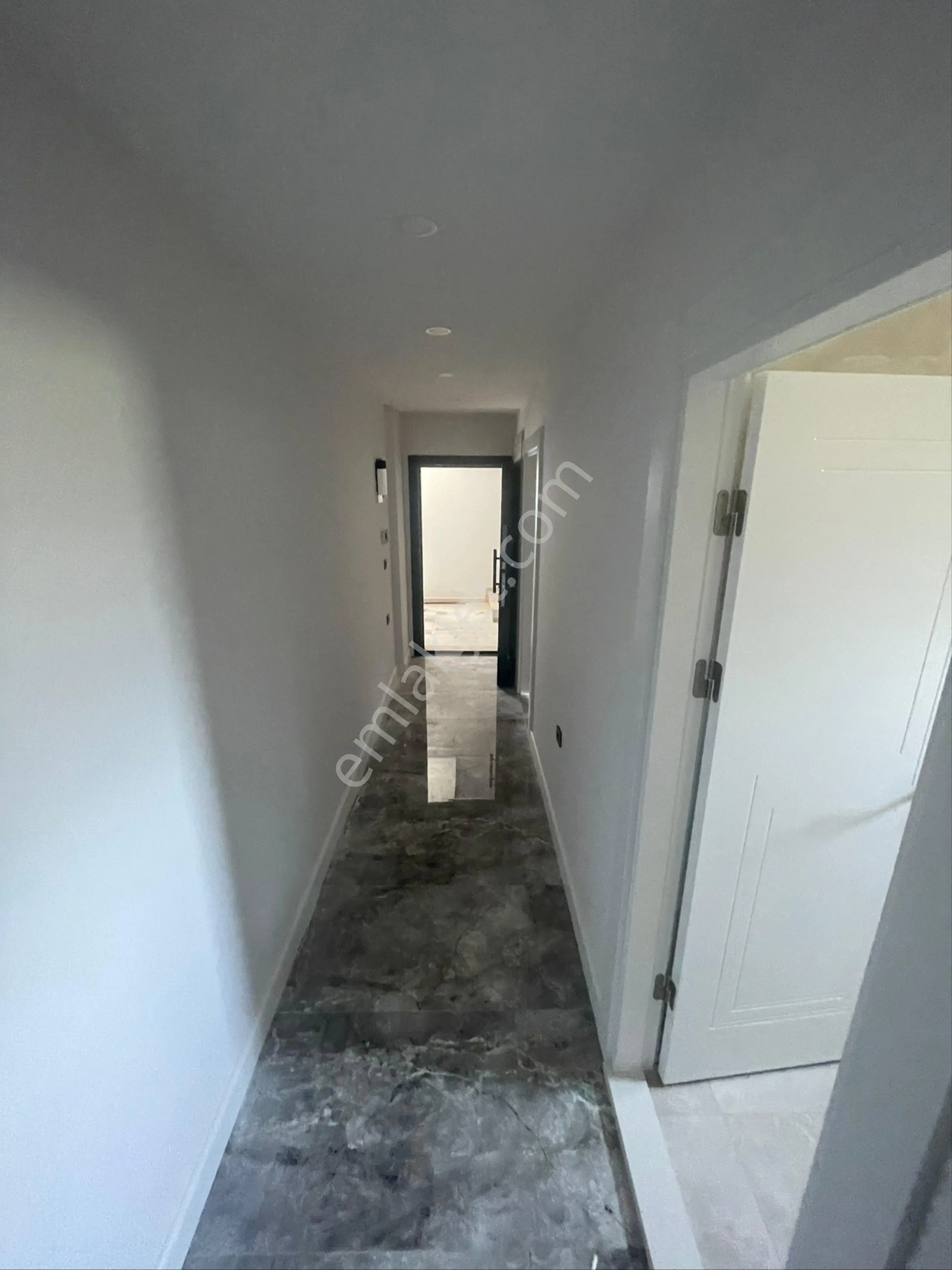 Davutlar Merkezi Konum Caddeye Yakın Denize 3 Km Sıfır Daire 1+1 50 M2 Satılıktır - Görsel 5