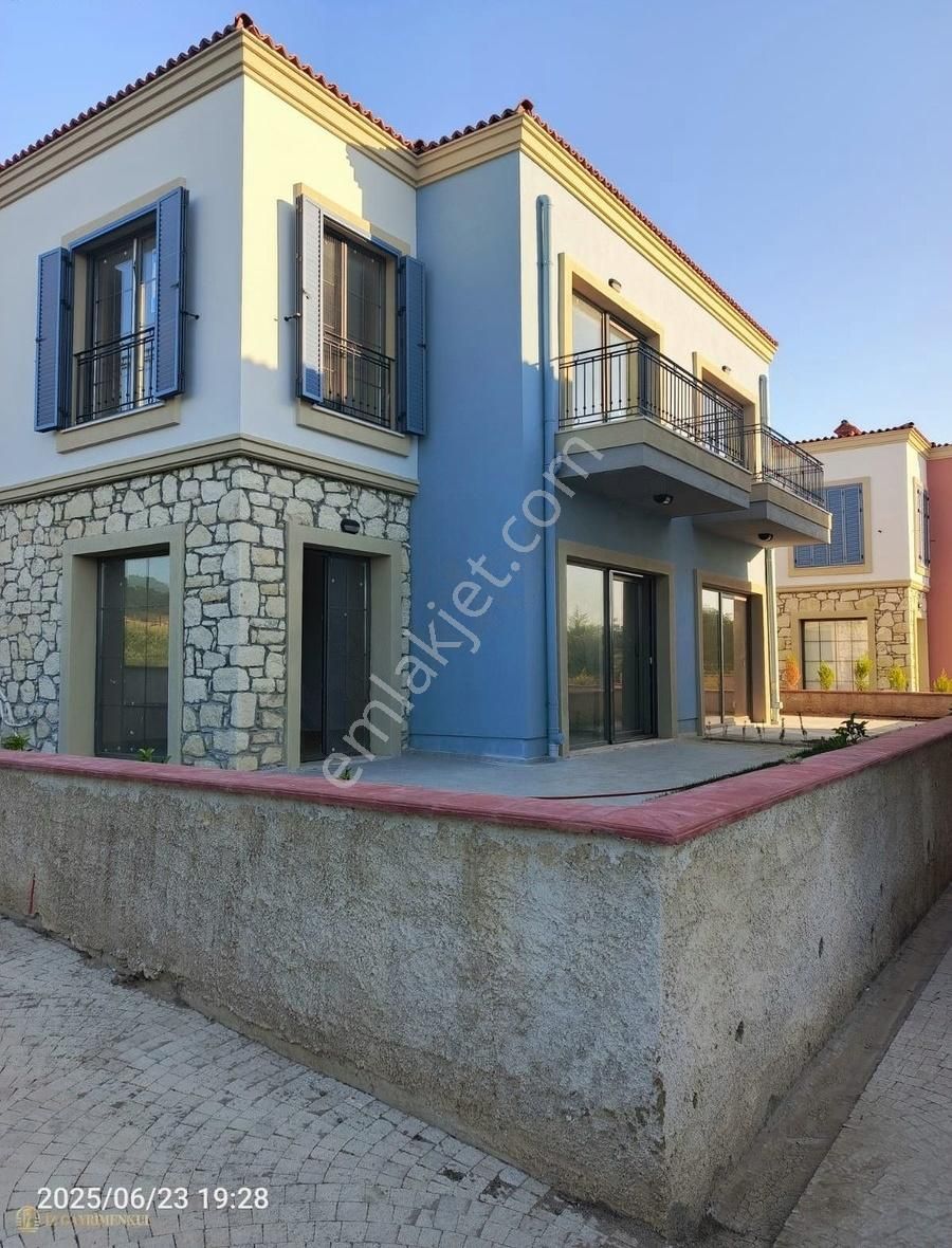 Çanakkale,çınarlı Alaçatı Villalarında Kiralık 3+1 Lüks Villa!