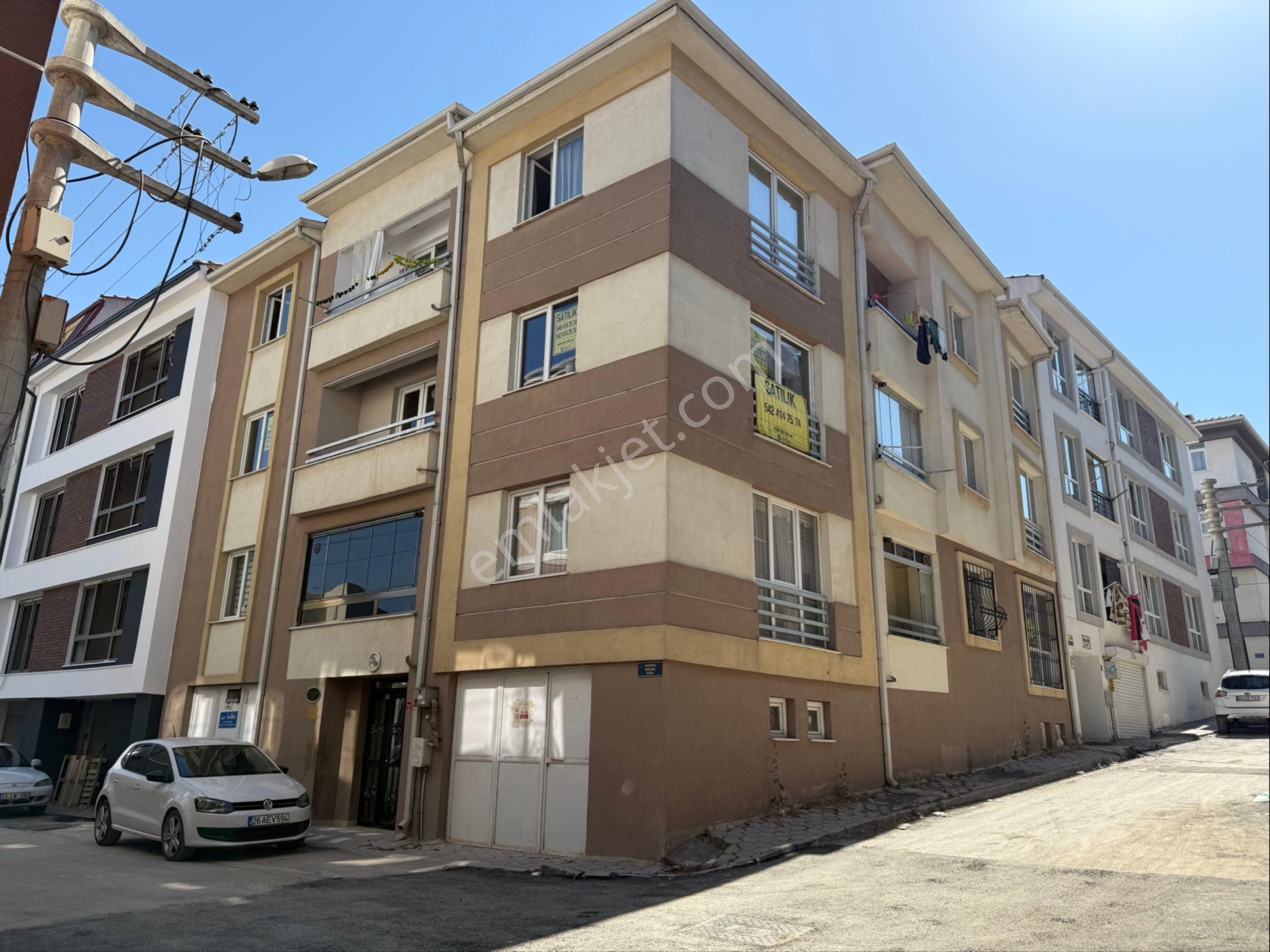 Kökten Emlak'tan Gündüz Ökçün Caddesi Yakını Ara Kat 2+1 Daire
