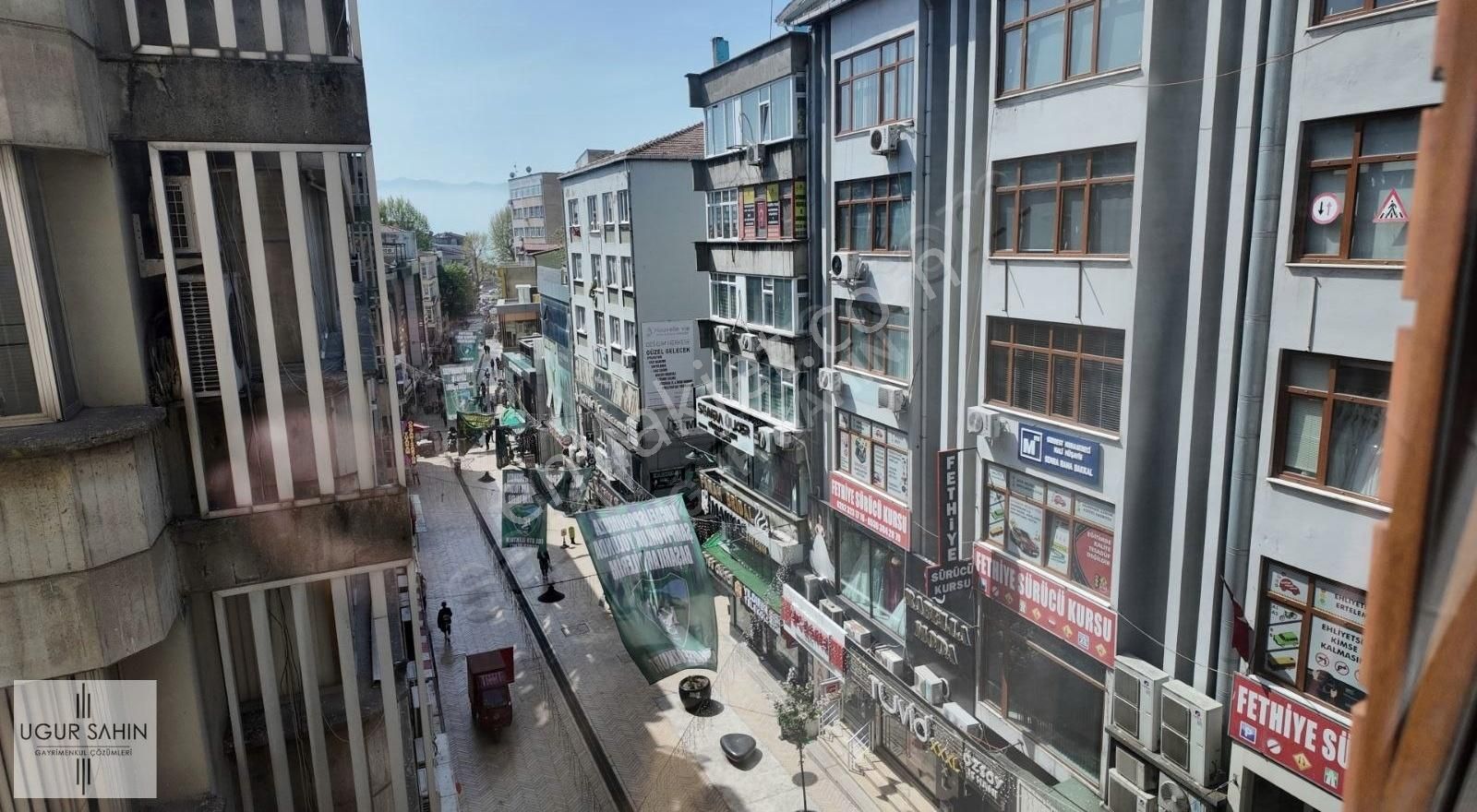 Uğur Şahin'den Fethiye Caddesinde 2 Bölümlü 210m² Kat Ofisi