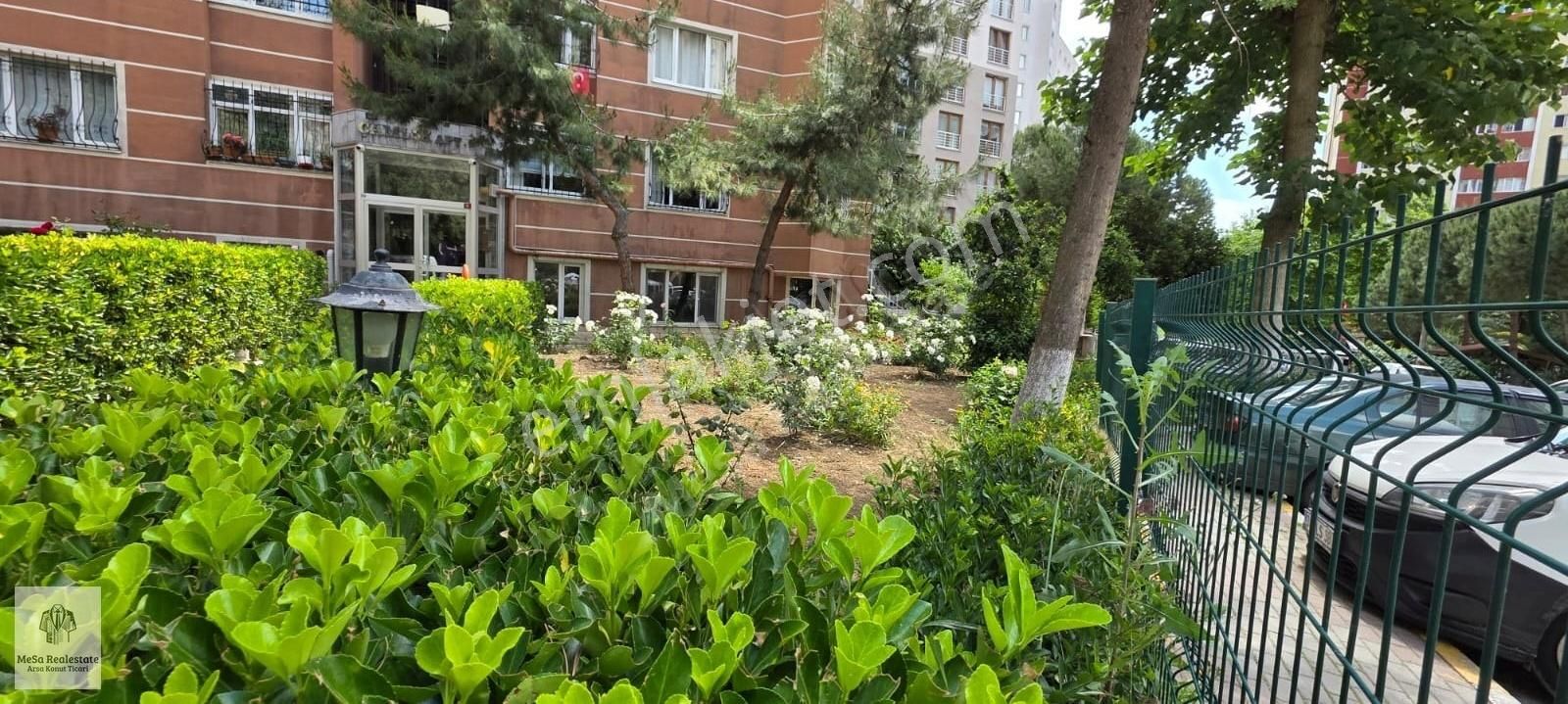 Beylikdüzü Barış Mahallesinde Çamlıkta İçi Yapılı Geniş 3+1 Site