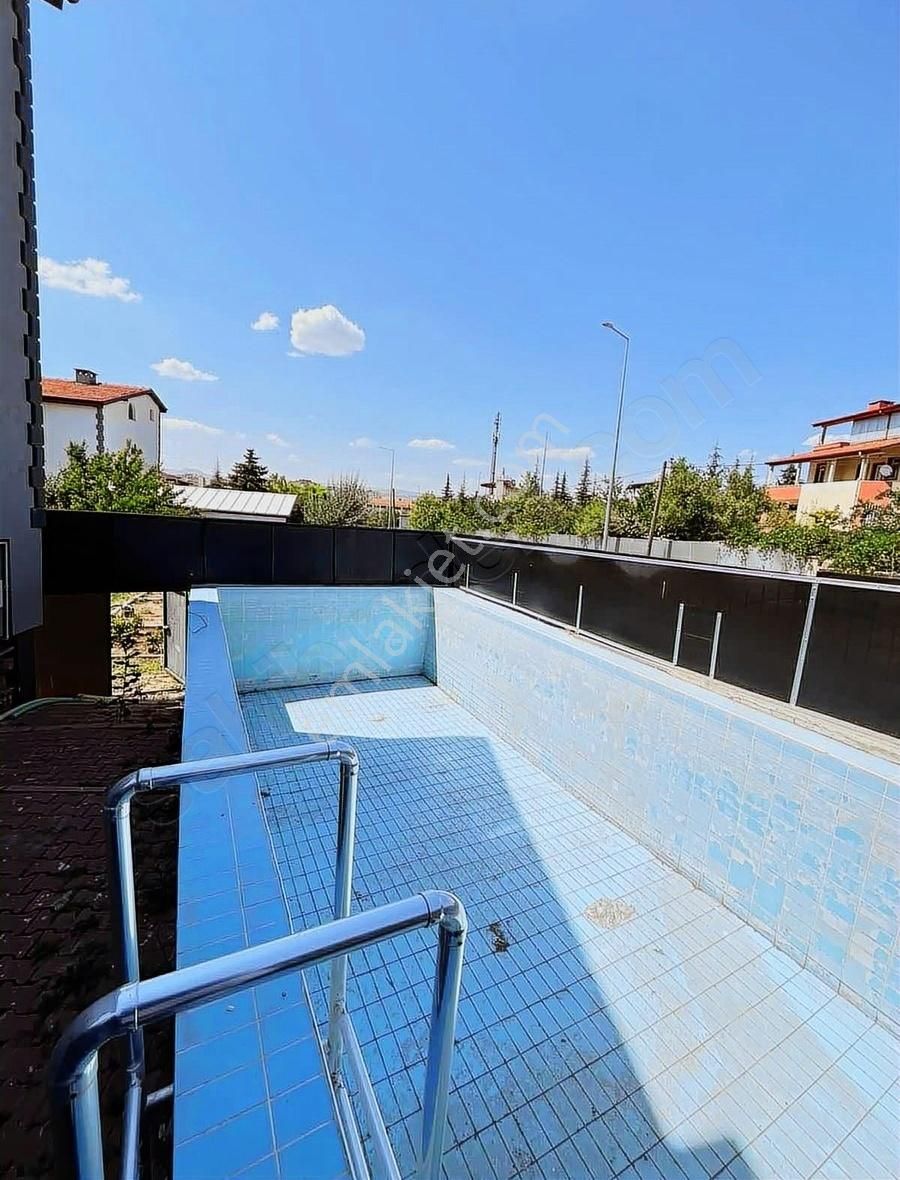 Bahçelievler Mahallesi Göz Alıcı 6+2 Havuzlu Satılık Villa