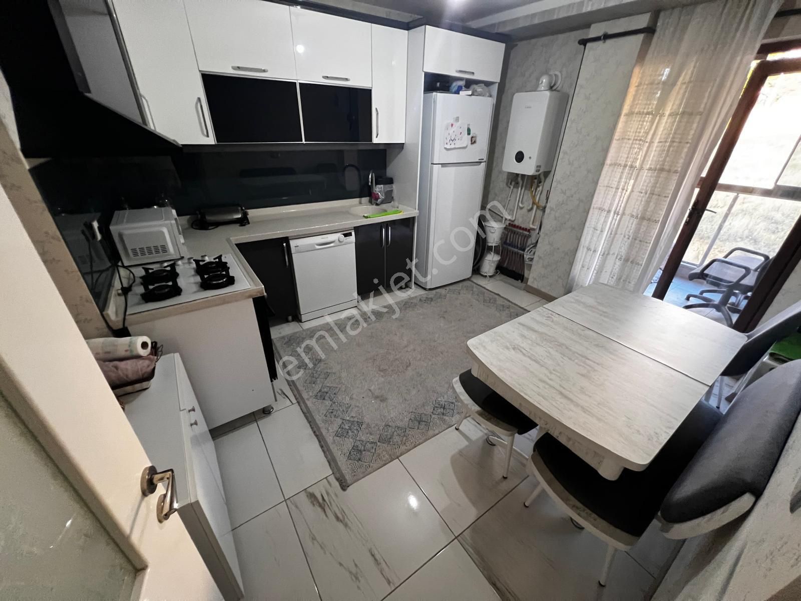 Karapürçek'te Cadde Üzeri Muradiye Karşısında 3+1 Asansörlü Daire ✅