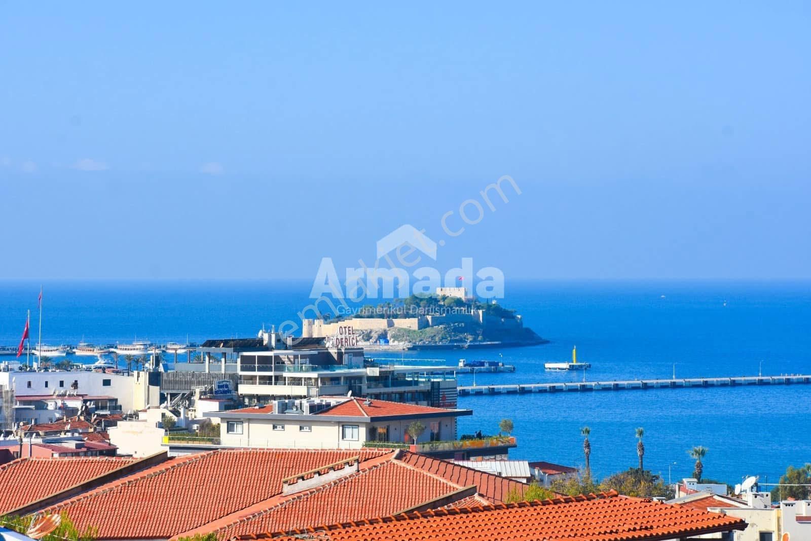 Kuşadası Merkez'de Zeminden Deniz Manzaralı Villa