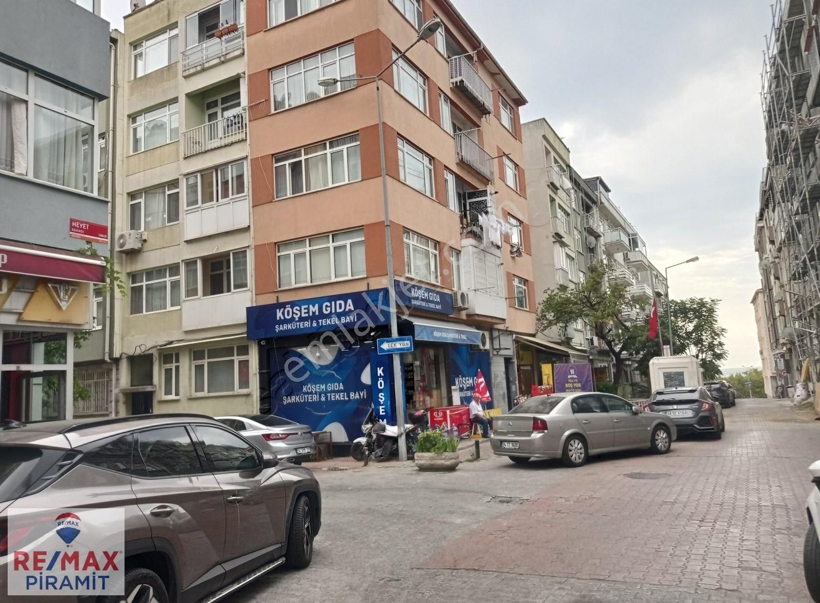Bakırköy'ün Kalbinde, Muhteşem Konumda Köşe Dükkan!