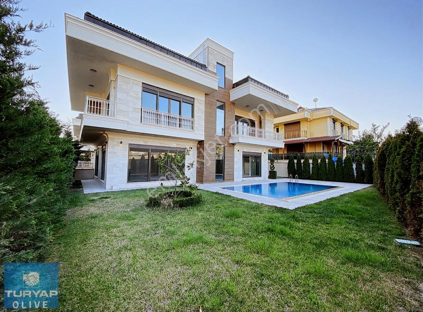 Beylikdüzü Gürpınar'da Havuzlu Ultra Lüks 8+1 Villa Denize 5 Dk