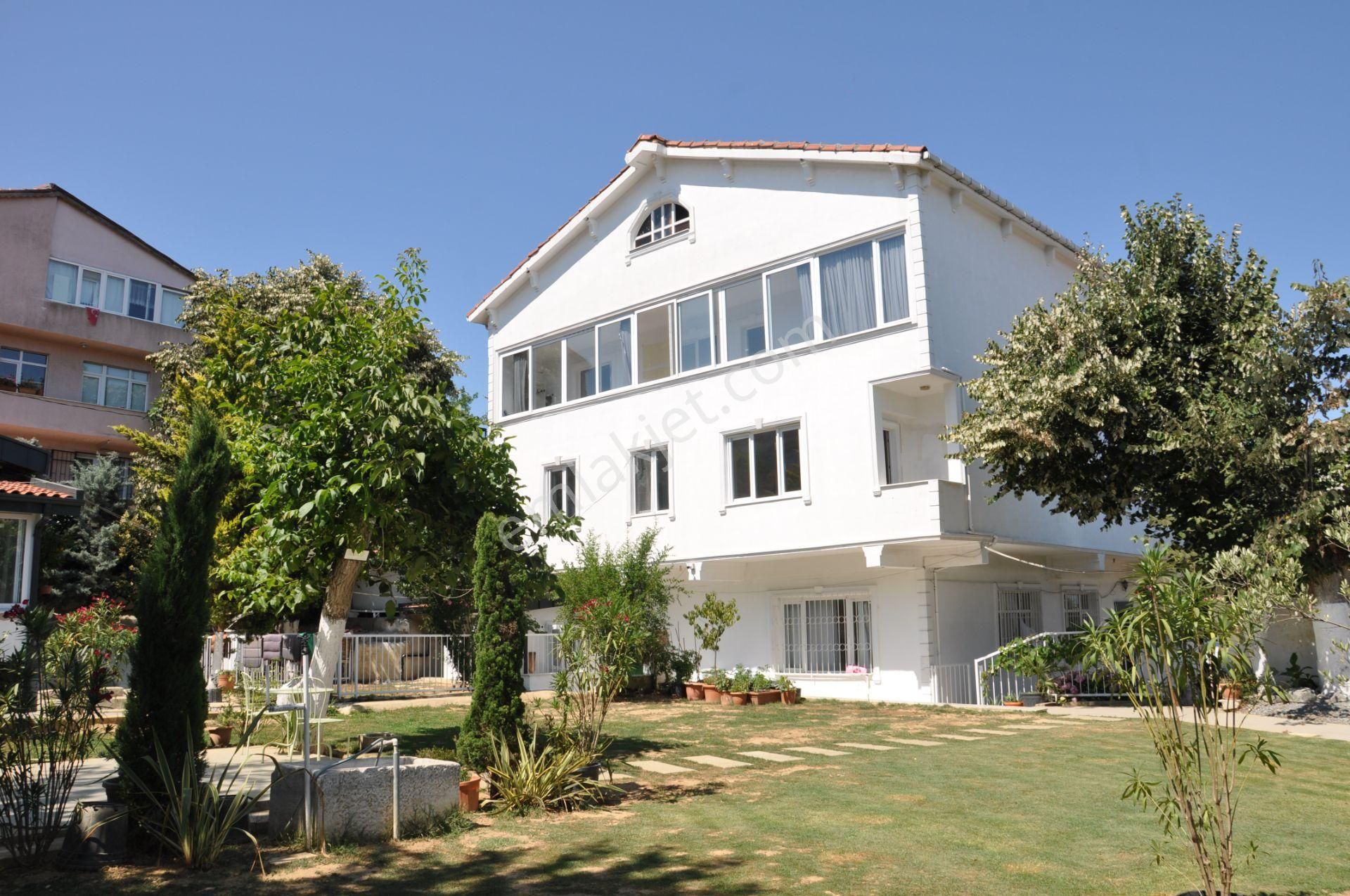 Tarabya 'da Muhteşem Boğaz Manzaralı Satılık Bina