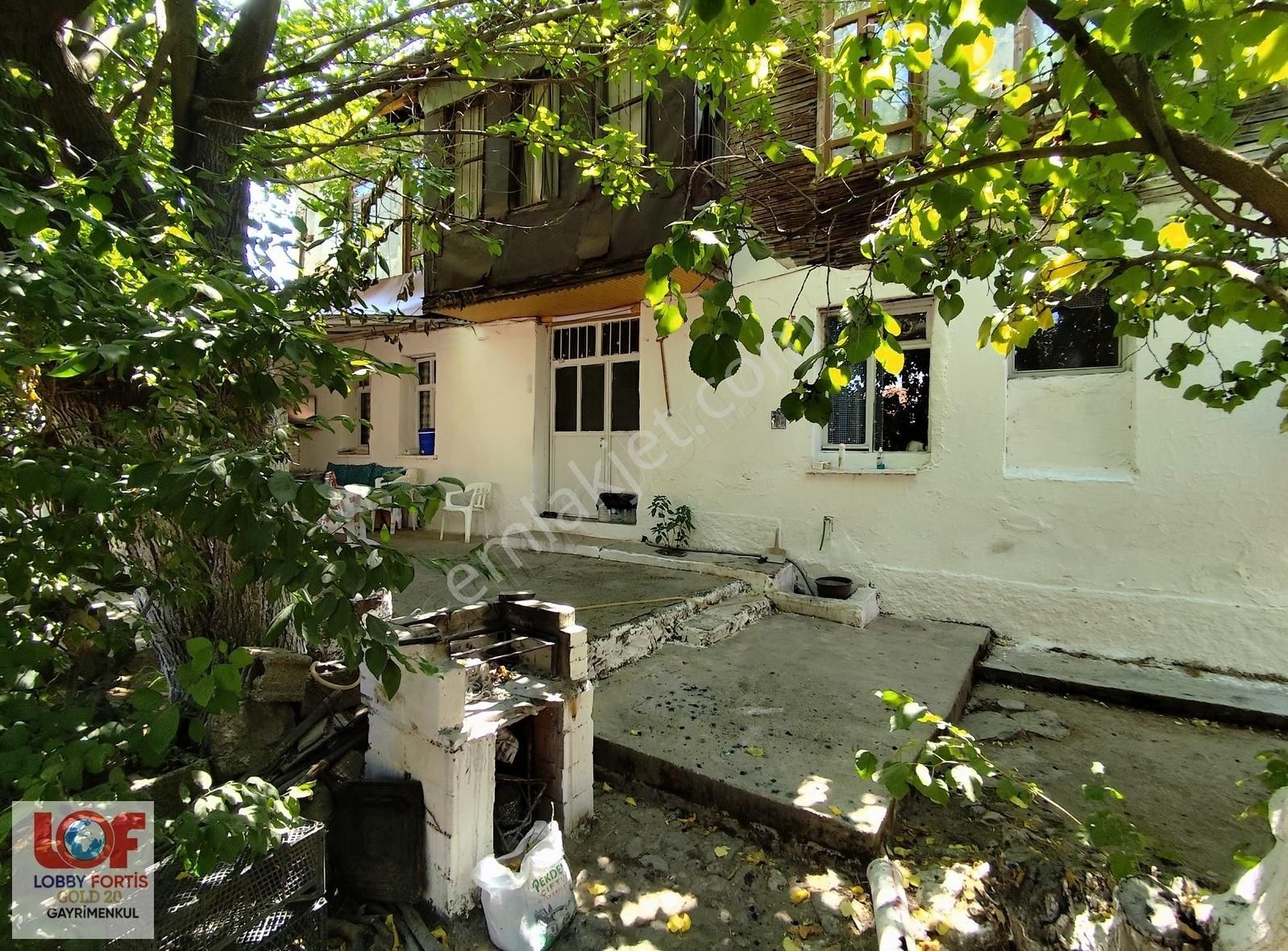 Lobby Fortisten Buldan' Da İçinde Ev Bulunan Arsa Satılıktır.
