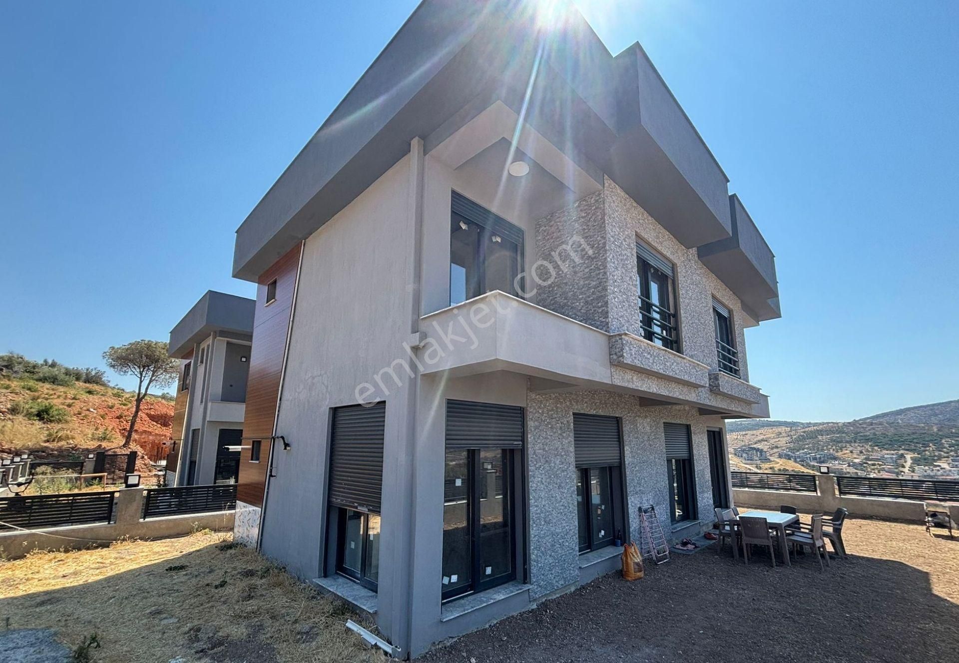 Yenifoçada Manzaralı,müstakil Bahçeli Ve Geniş Teraslı 2+1 Villa - Görsel 2