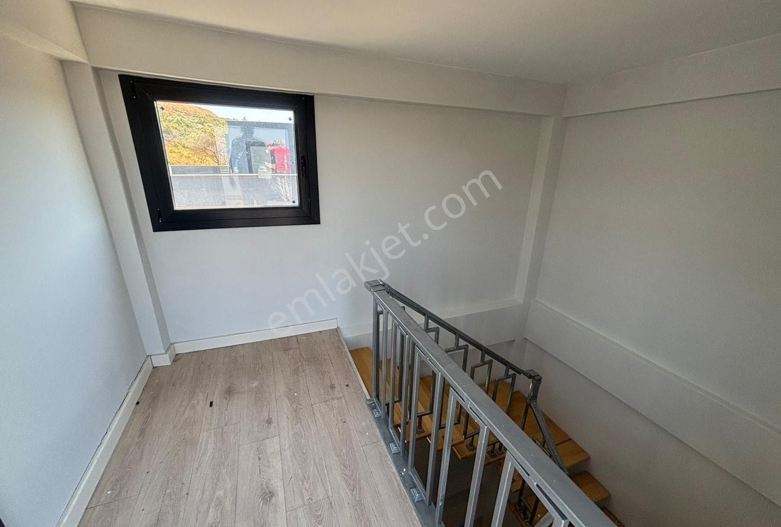 Yenifoçada Manzaralı,müstakil Bahçeli Ve Geniş Teraslı 2+1 Villa - Görsel 10