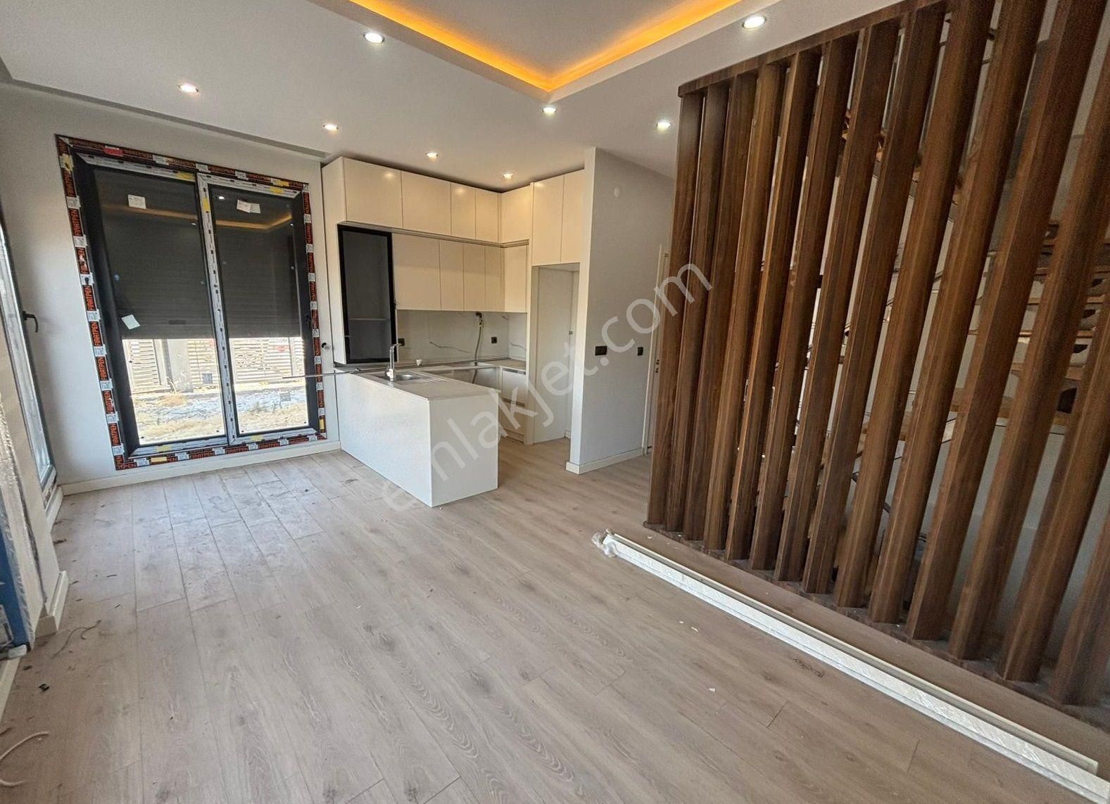 Yenifoçada Manzaralı,müstakil Bahçeli Ve Geniş Teraslı 2+1 Villa