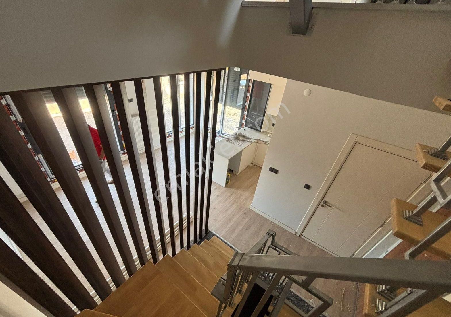 Yenifoçada Manzaralı,müstakil Bahçeli Ve Geniş Teraslı 2+1 Villa - Görsel 7