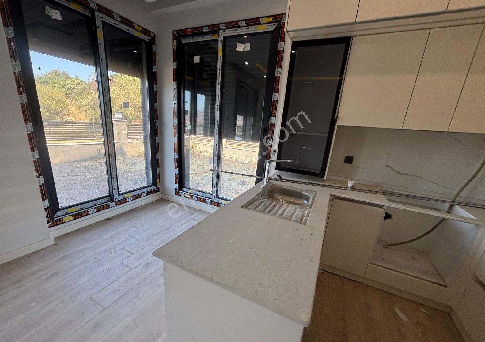 Yenifoçada Manzaralı,müstakil Bahçeli Ve Geniş Teraslı 2+1 Villa - Görsel 5