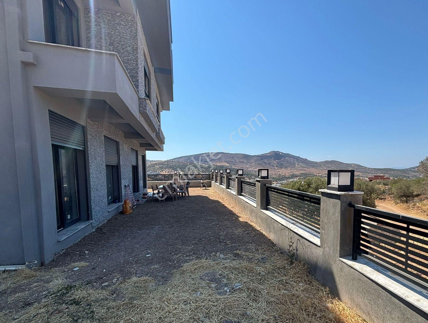 Yenifoçada Manzaralı,müstakil Bahçeli Ve Geniş Teraslı 2+1 Villa - Görsel 3