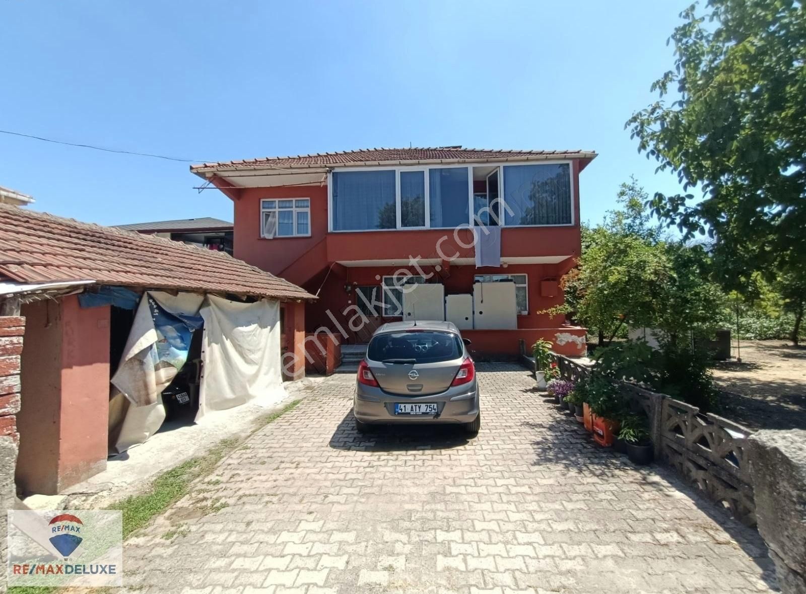 Uzuntarlada Satılık 2 Katlı Müstakil Ev Ve Arsası