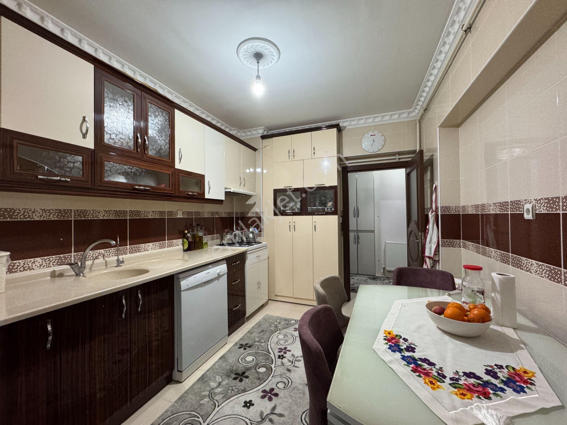Kalecik Emlak'tan Fatih Mah. Ebeveyn Banyolu Köşe Başı G-b-k Cepheli 3+1